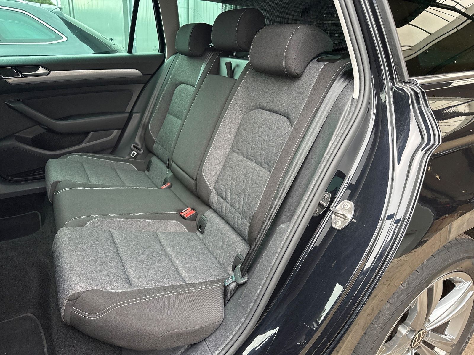 Fahrzeugabbildung Volkswagen Passat Variant Business NAV+LED+ACC+AHK+KAM+17ZO