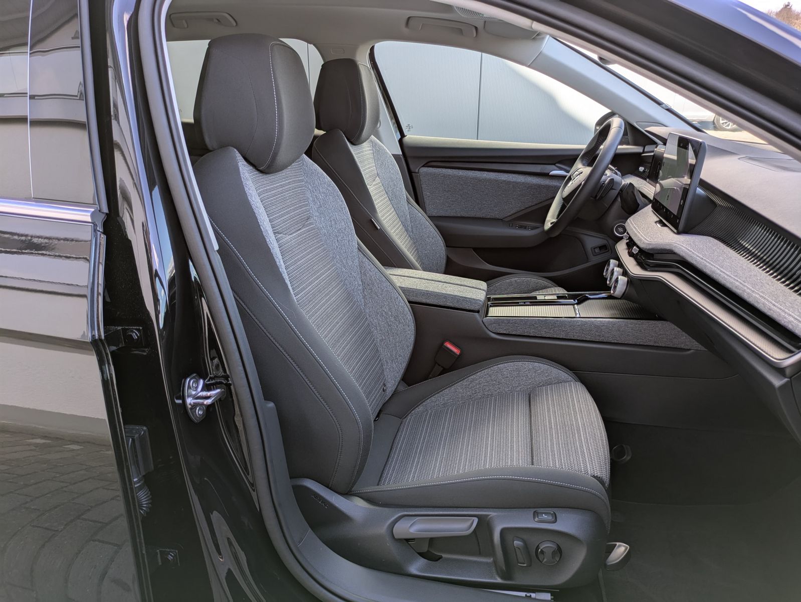 Fahrzeugabbildung SKODA Superb 2.0 TDI 4x4 Selection MATRIX*AHK*PANO*19"