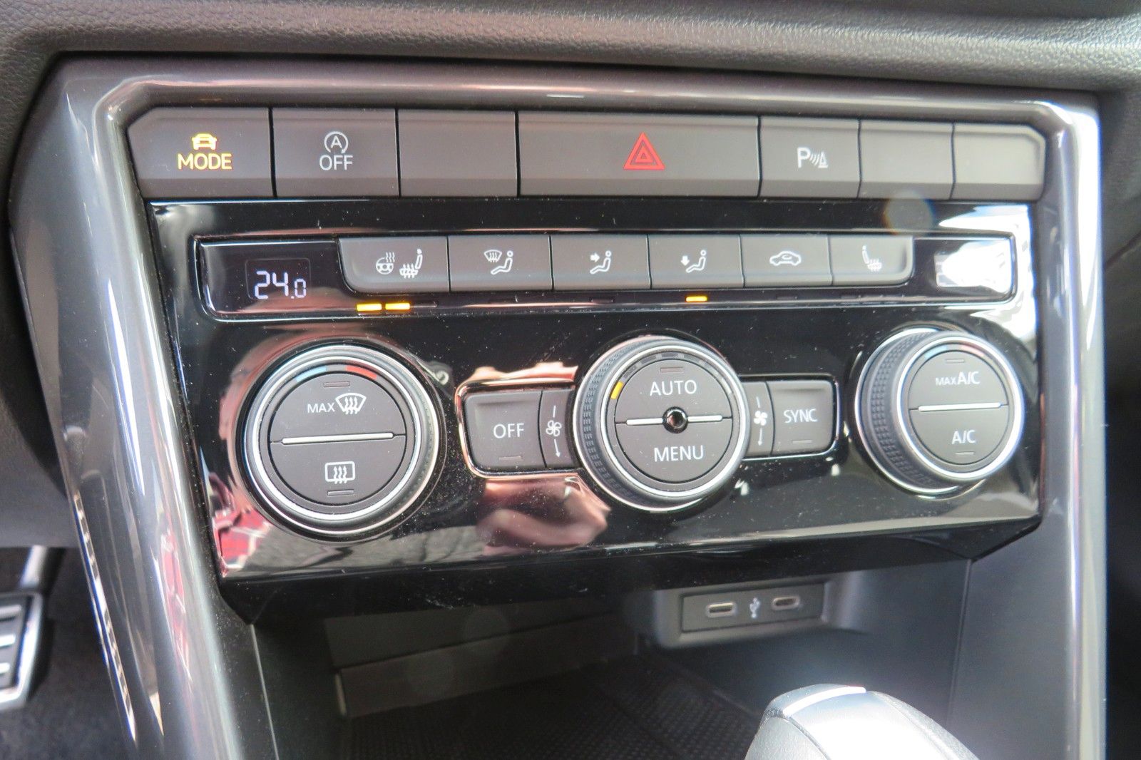 Fahrzeugabbildung Volkswagen T-Roc SPORT/R-LINE ACC KAMERA SITZH. 18`NAVI 1H