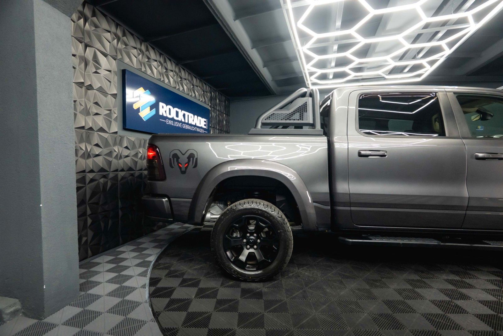 Fahrzeugabbildung Dodge RAM 5.7 V8 HEMI 4x4 OFFROAD NightPaket AXLE LOCK