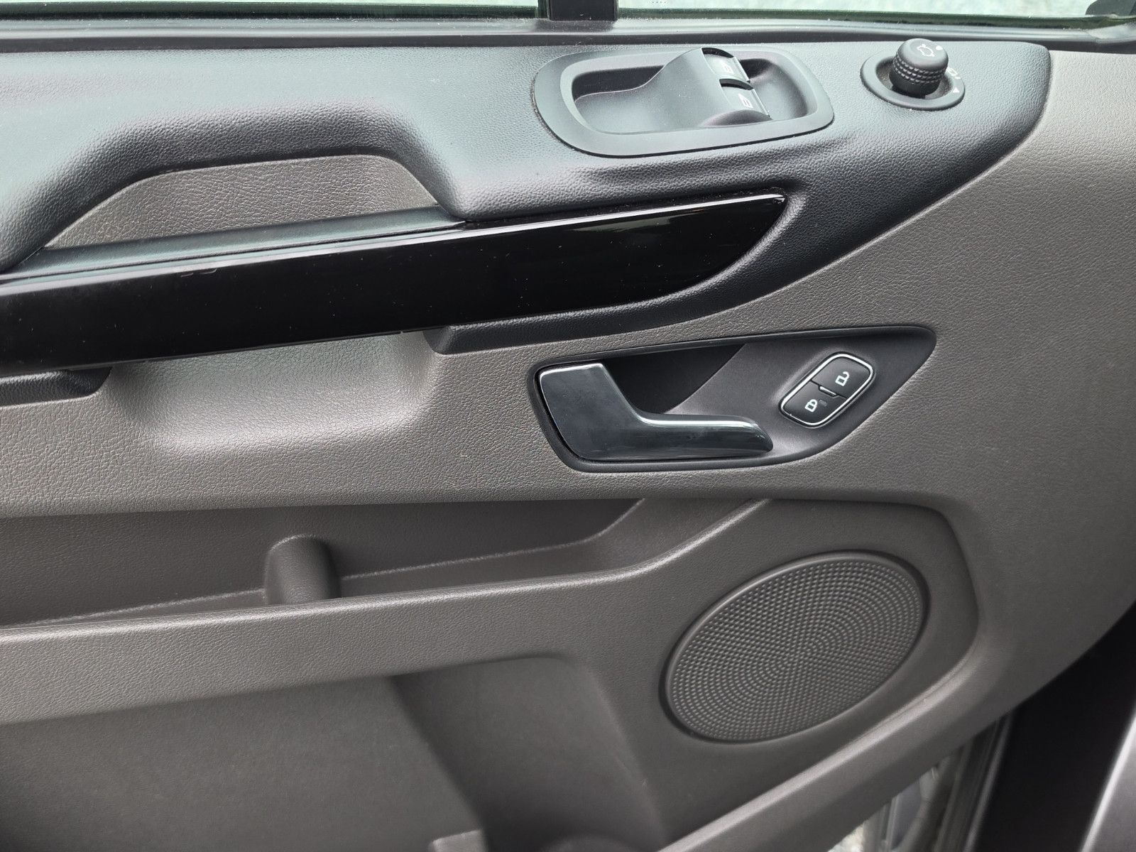Fahrzeugabbildung Ford Transit/Tourneo Custom Kombi 320 L1  Sport