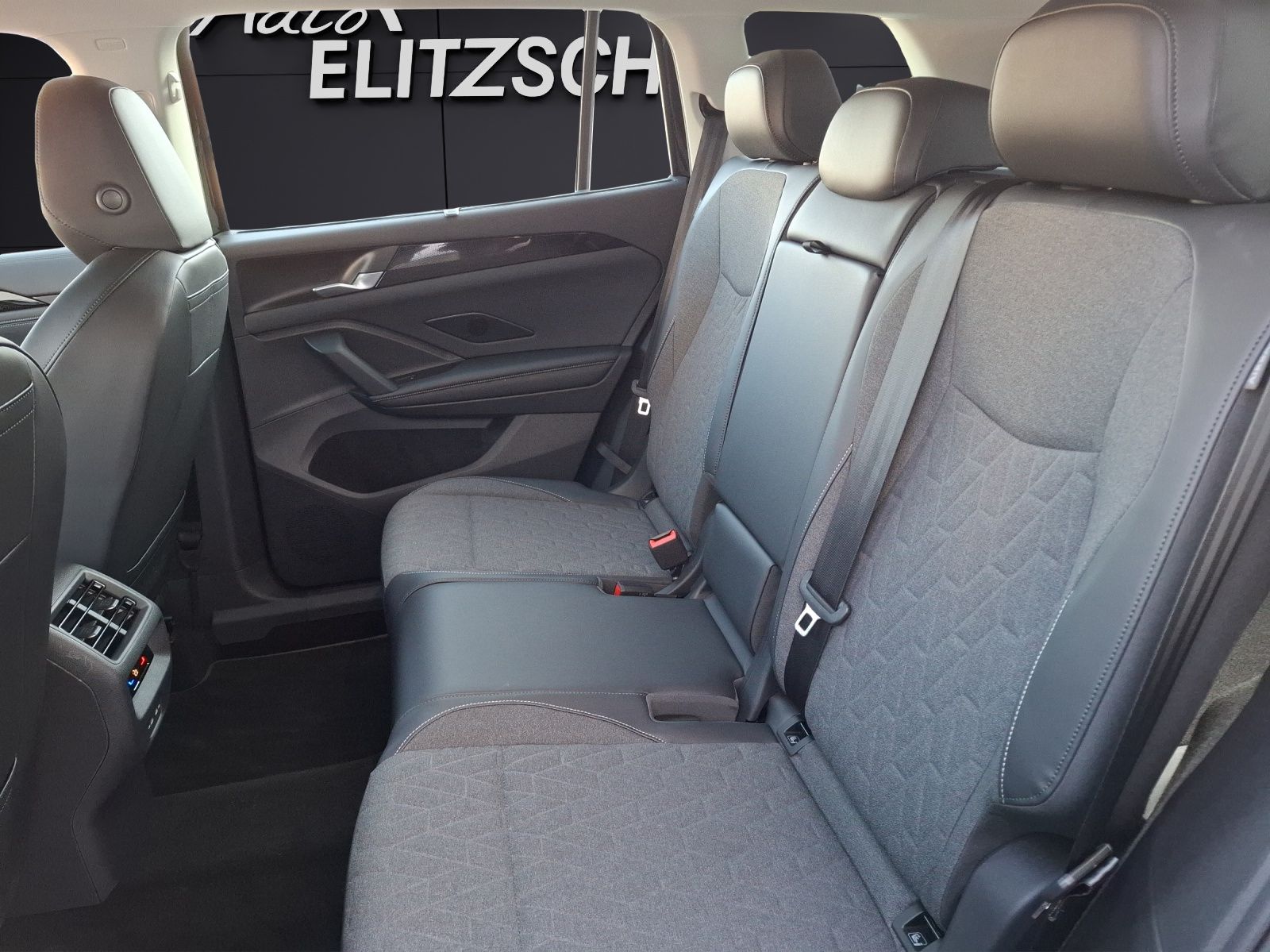 Fahrzeugabbildung Volkswagen Tayron TSI Life DSG 4M LED AHK Navi AID HUD ACC