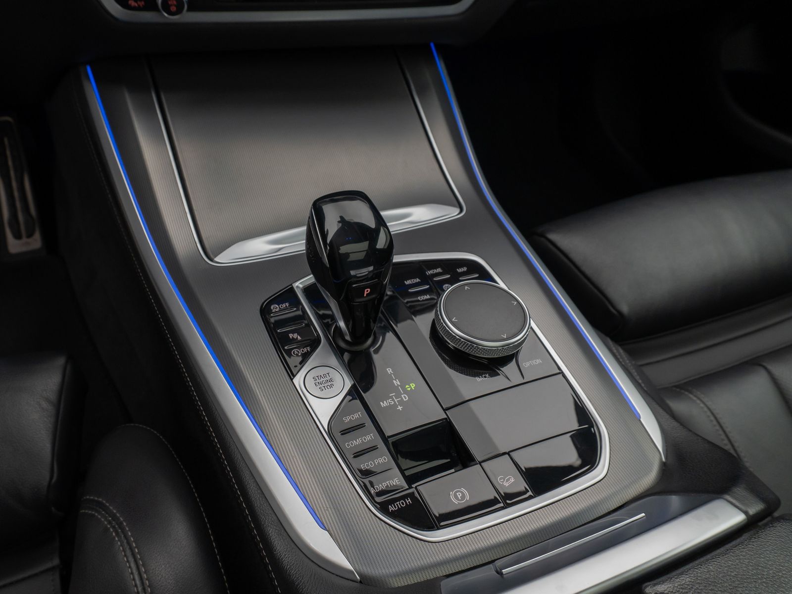 Fahrzeugabbildung BMW X5 xD25d M Sport Panorama Kamera HUD DAB H/K AHK