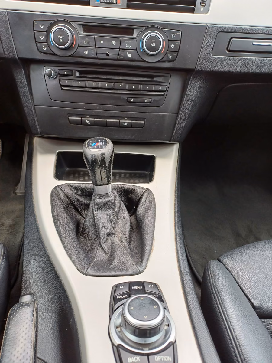 BMW 320 2011 — photo 9