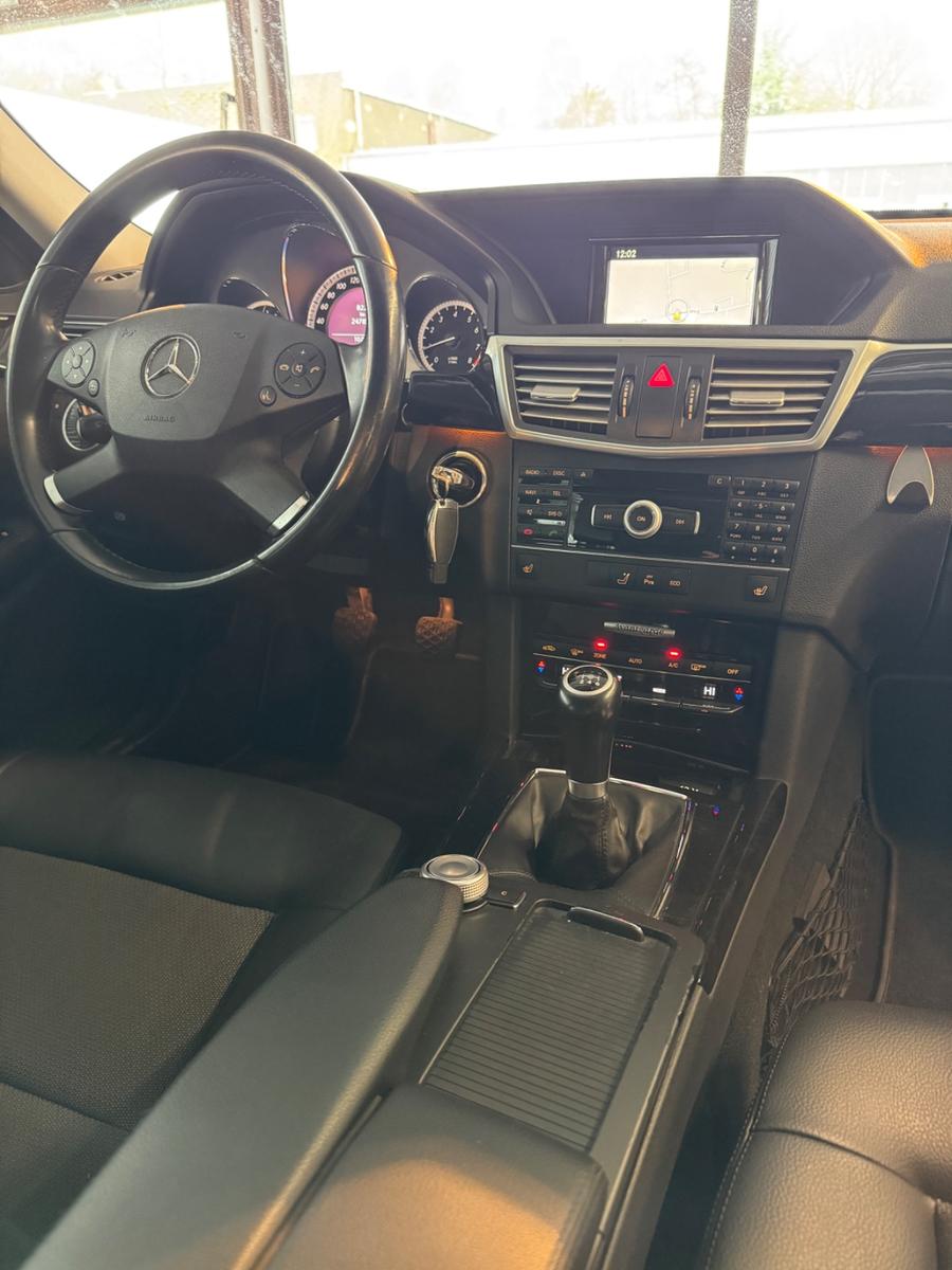 Mercedes-Benz E200 2010 — photo 15