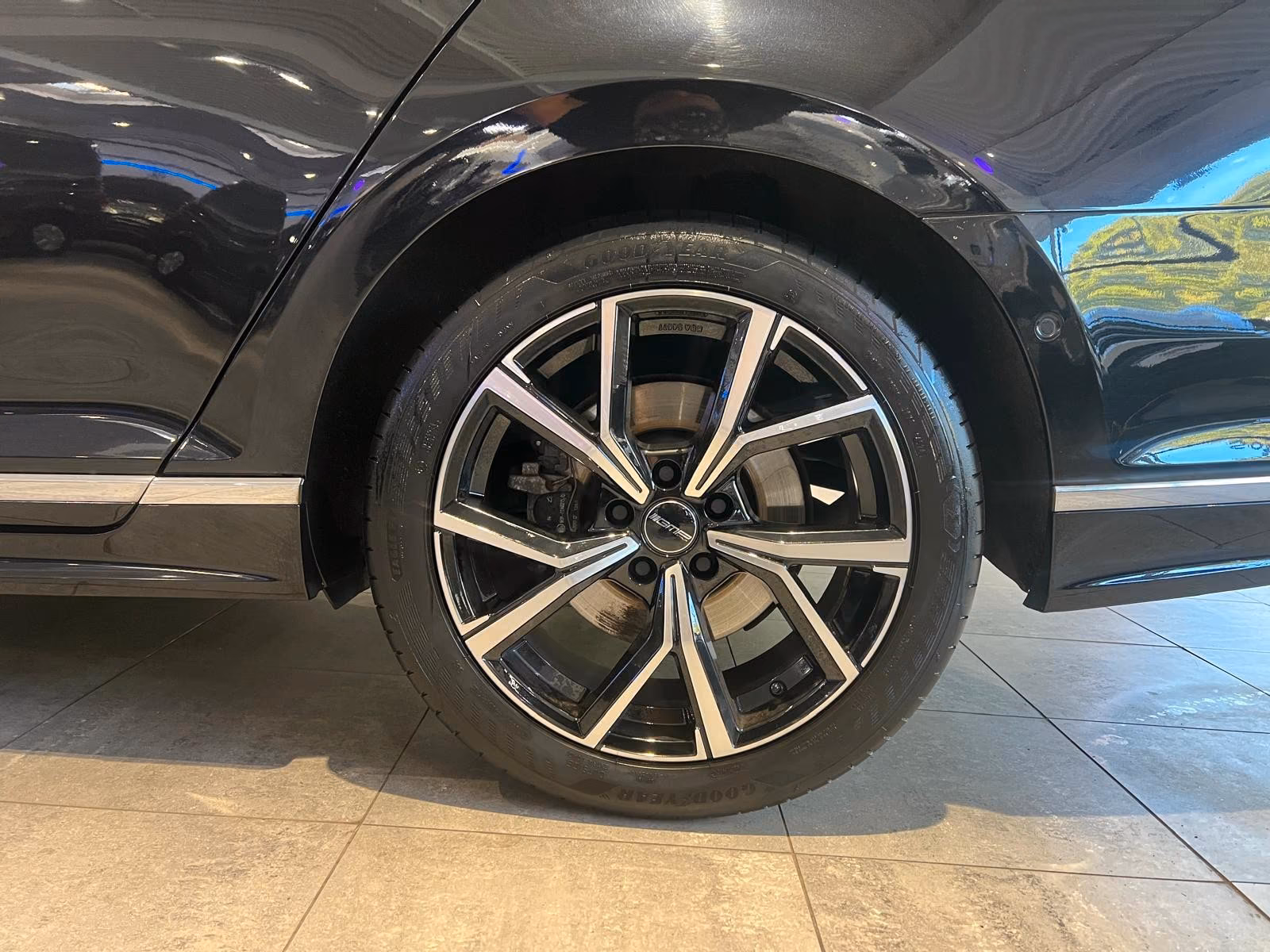Volkswagen Passat Variant R-Line 4Motion*Pano*360°*AHK*DSG