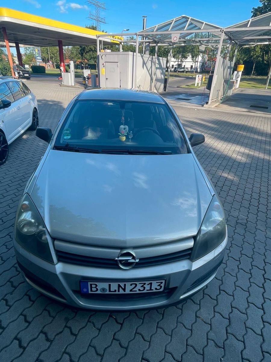 Opel Astra 2005 — rear view
