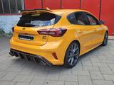 Ford Focus 2,3 EcoBoost ST   - Ford Focus: Orange