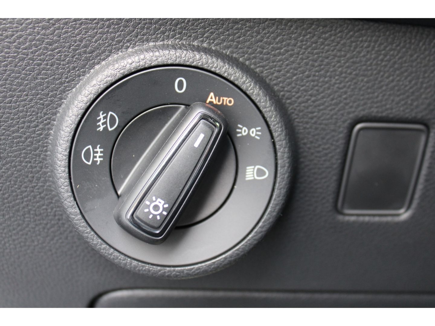 Fahrzeugabbildung SEAT Ateca 1.5 TSi FR ACC LED PDC RFK el. AHK Navi DA