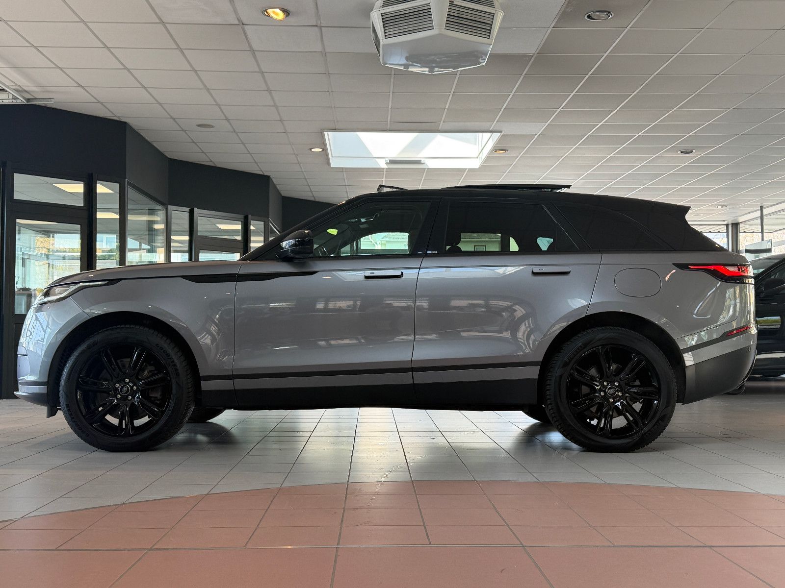 Fahrzeugabbildung Land Rover Range Rover Velar Hybrid S P400e /PANO/MERIDIAN/