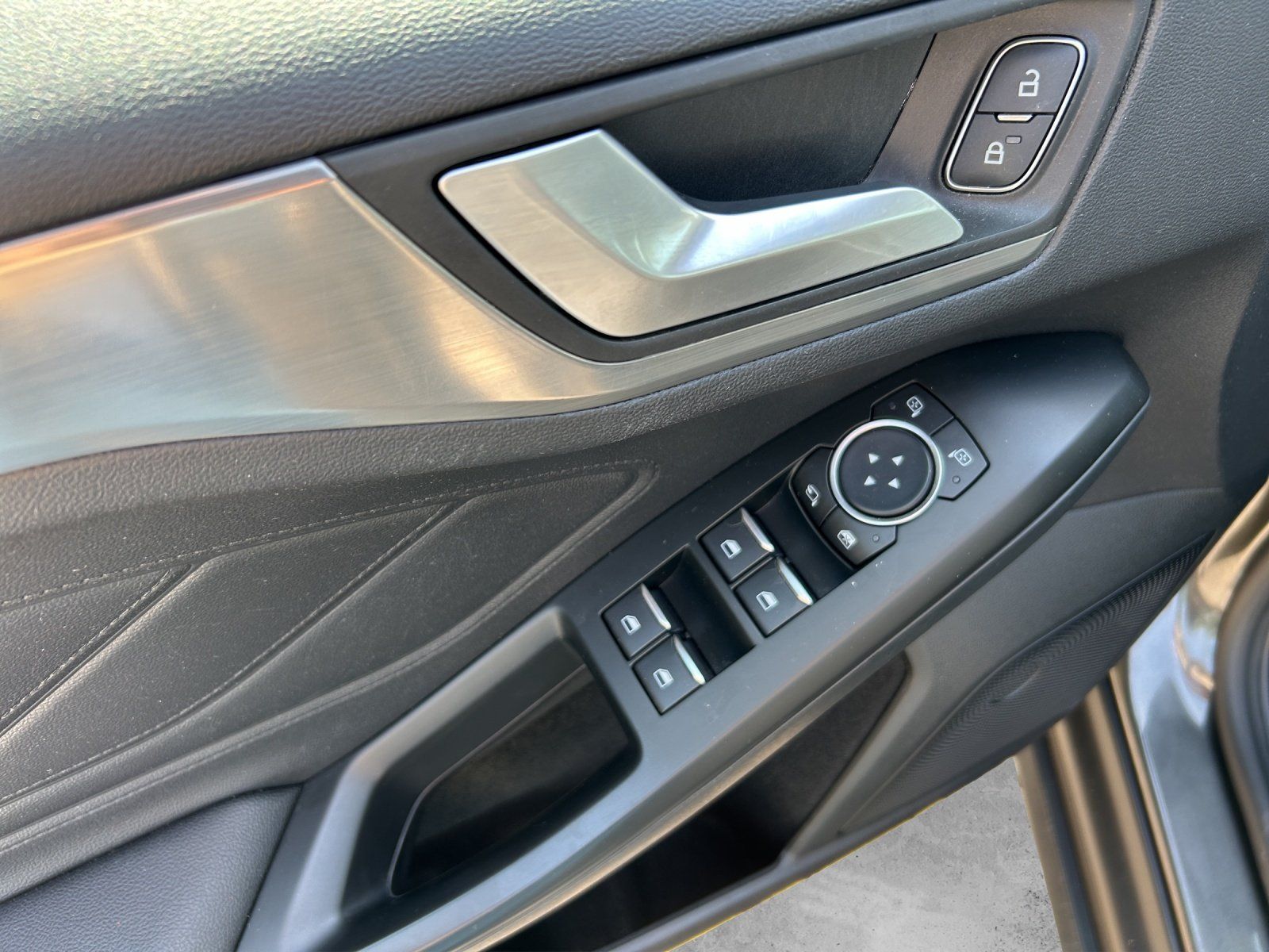 Fahrzeugabbildung Ford Focus 1.0 Titanium Aut./KAMERA/GRA/SHZ/LHZ/