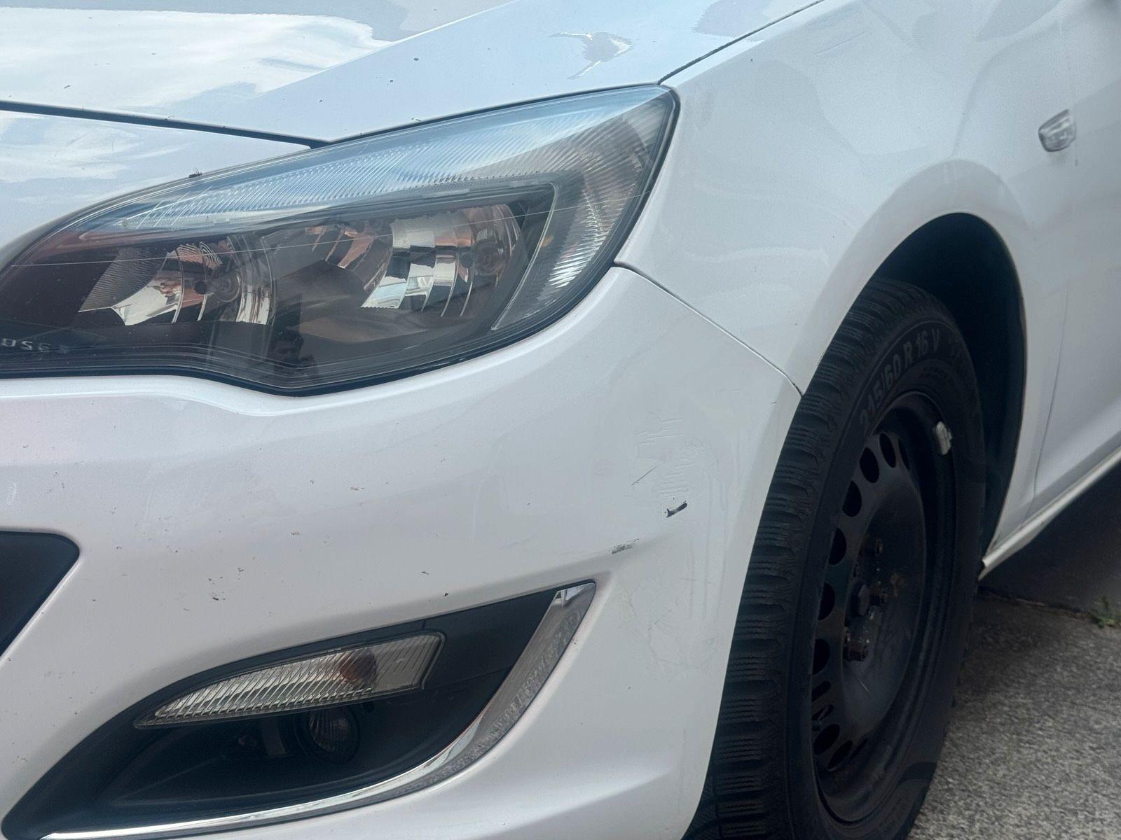 Opel Astra 2013 — rear view