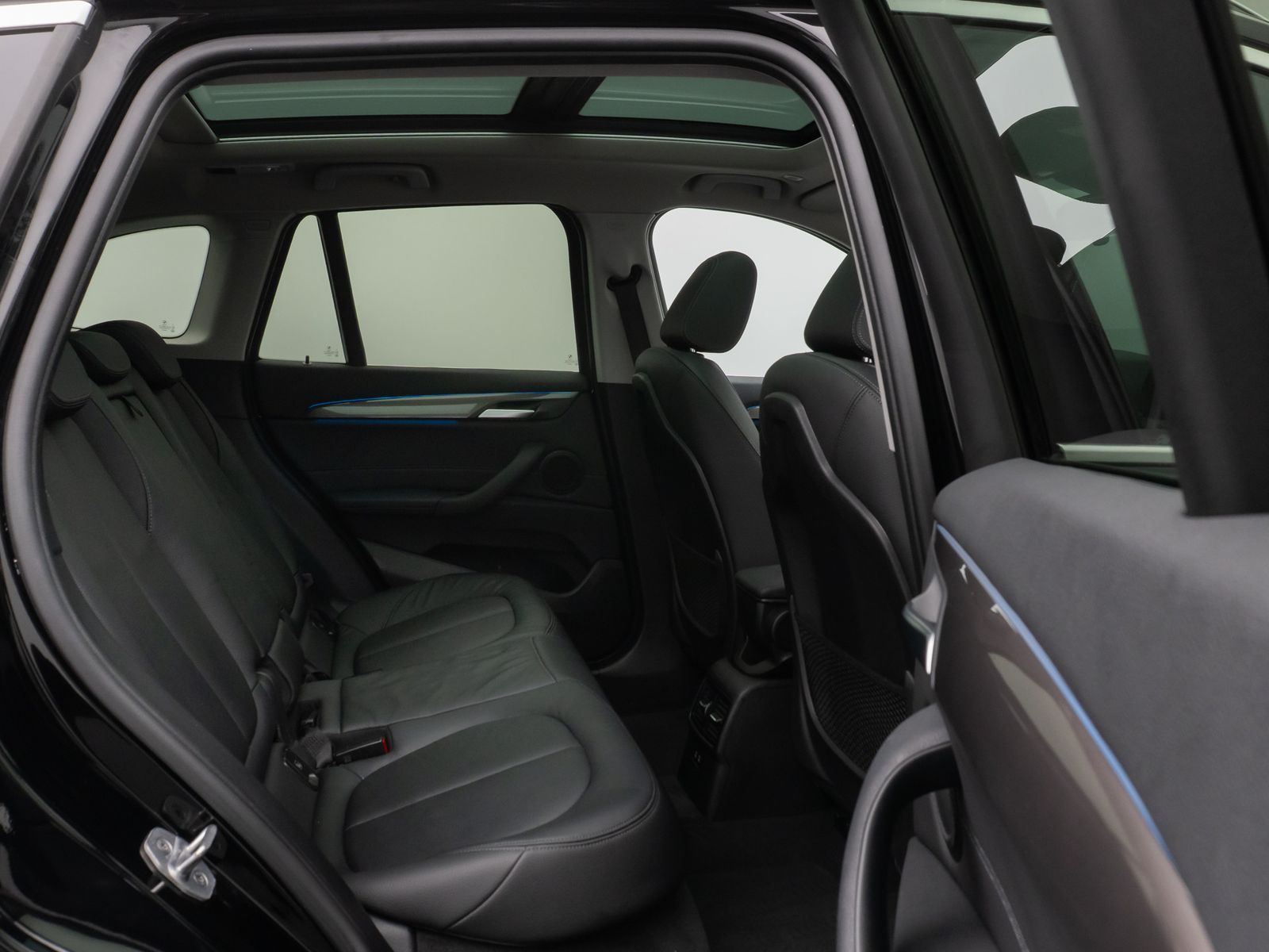 Fahrzeugabbildung BMW X1 xD25e xLine Panorama Kamera HUD DAB Komfort