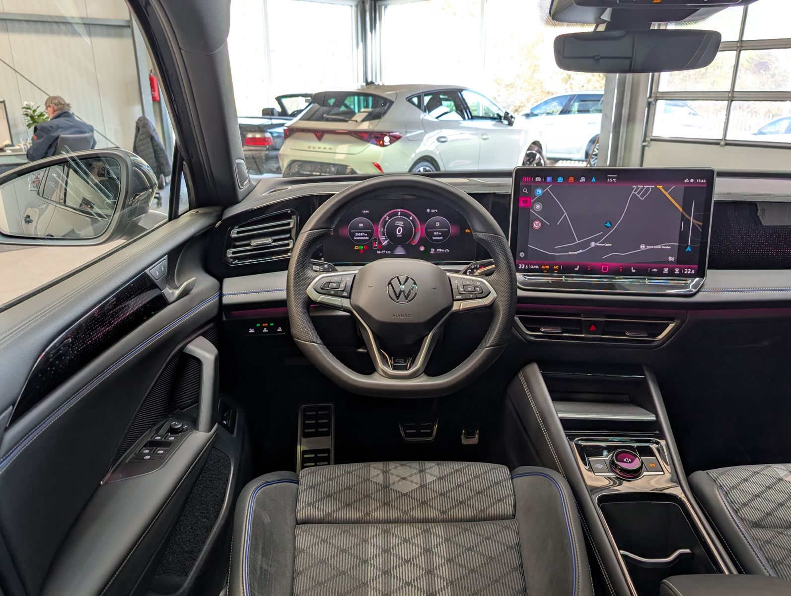 Fahrzeugabbildung Volkswagen Tiguan 2.0TDI R-Line 4M Pano H/K AHK Matrix 20"