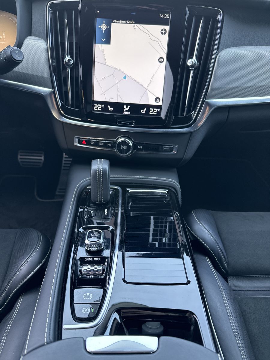 Fahrzeugabbildung Volvo V90 T8 AWD R-Design Hybrid NAV+LED+KAM+H&K+19ZO