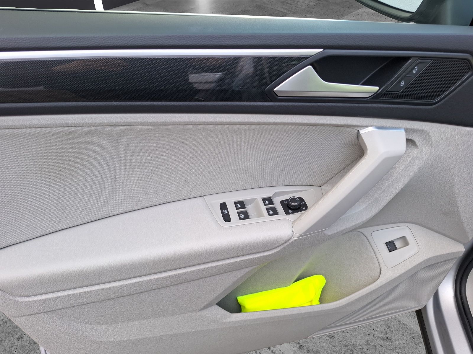 Fahrzeugabbildung Volkswagen Tiguan TSI Elegance DSG 4M Matrix Navi AID ACC R