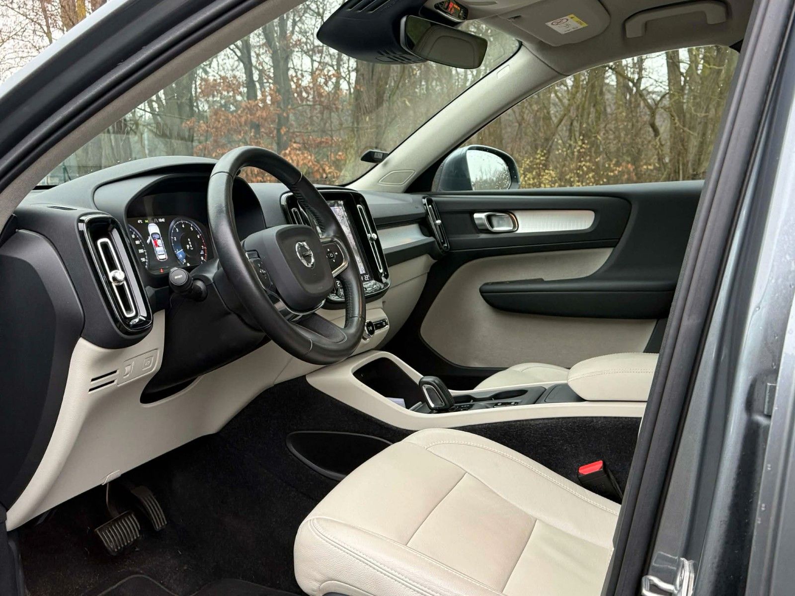 Fahrzeugabbildung Volvo XC40*Momentum*T4*AWD*360Grad*Connect*LED*SHZ*