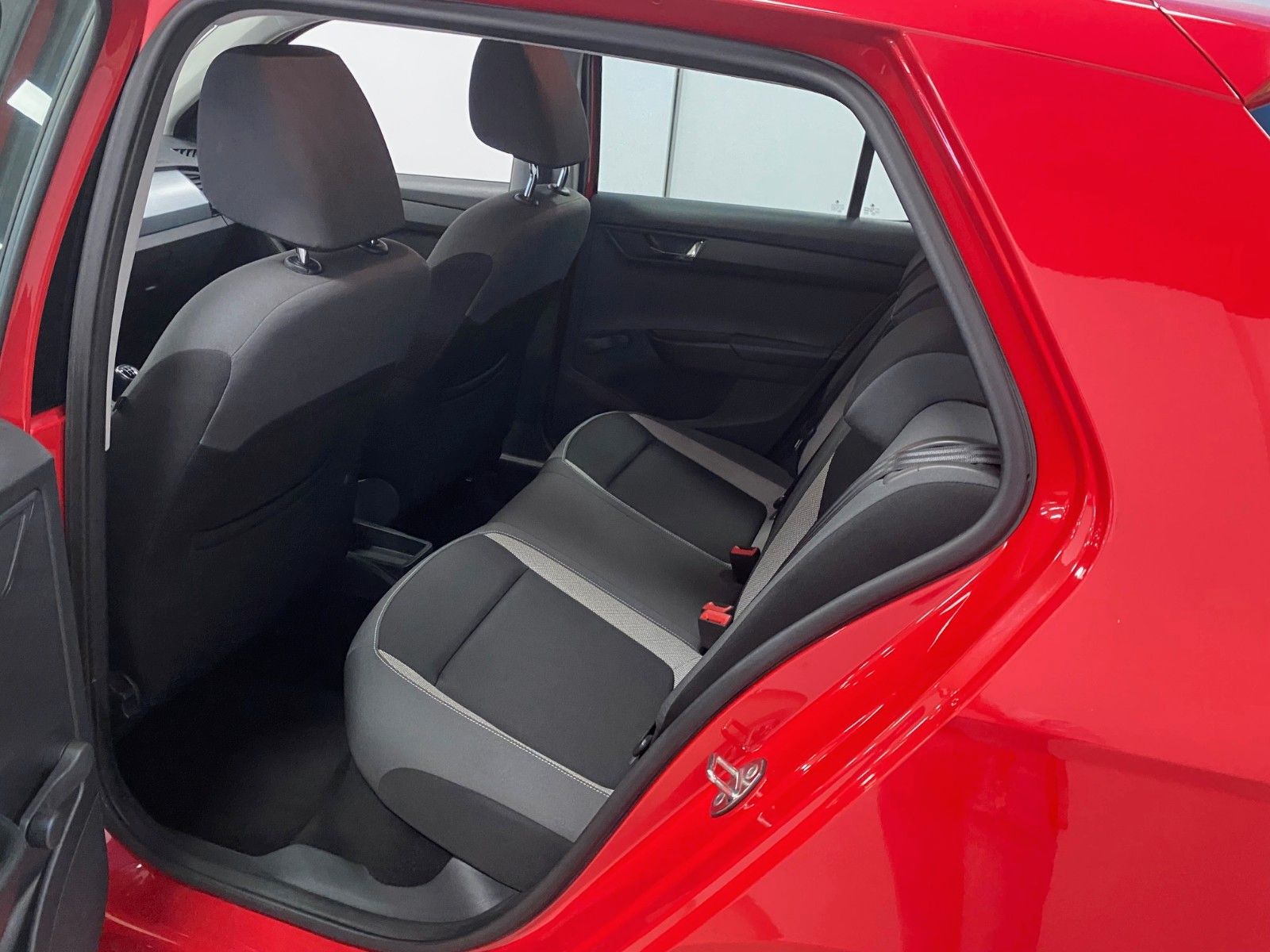 Fahrzeugabbildung SKODA Fabia 1.0l MPI Ambition+SITZHEIZUNG+TELEFON+ALU+