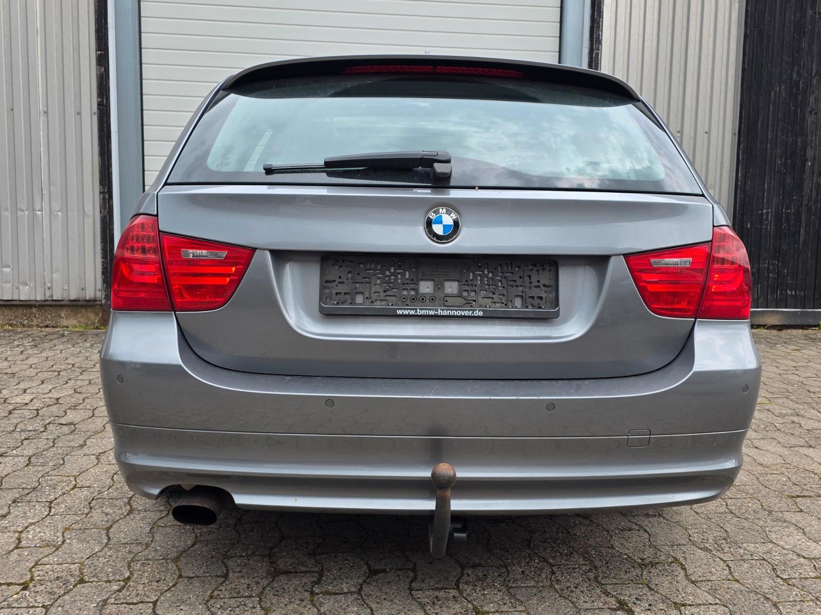 BMW 318 2010 — photo 14