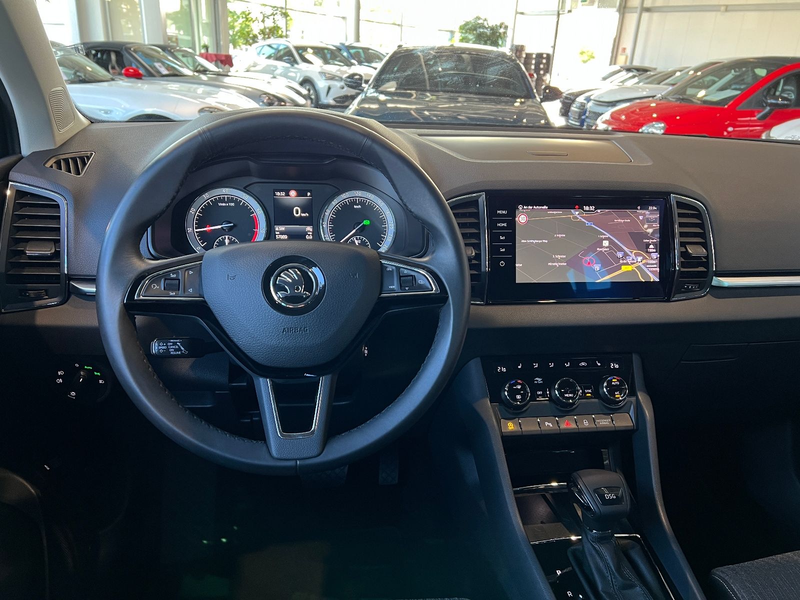 Fahrzeugabbildung SKODA Karoq Style ACC NAV CARPLAY AMBIENTE PDC 19"