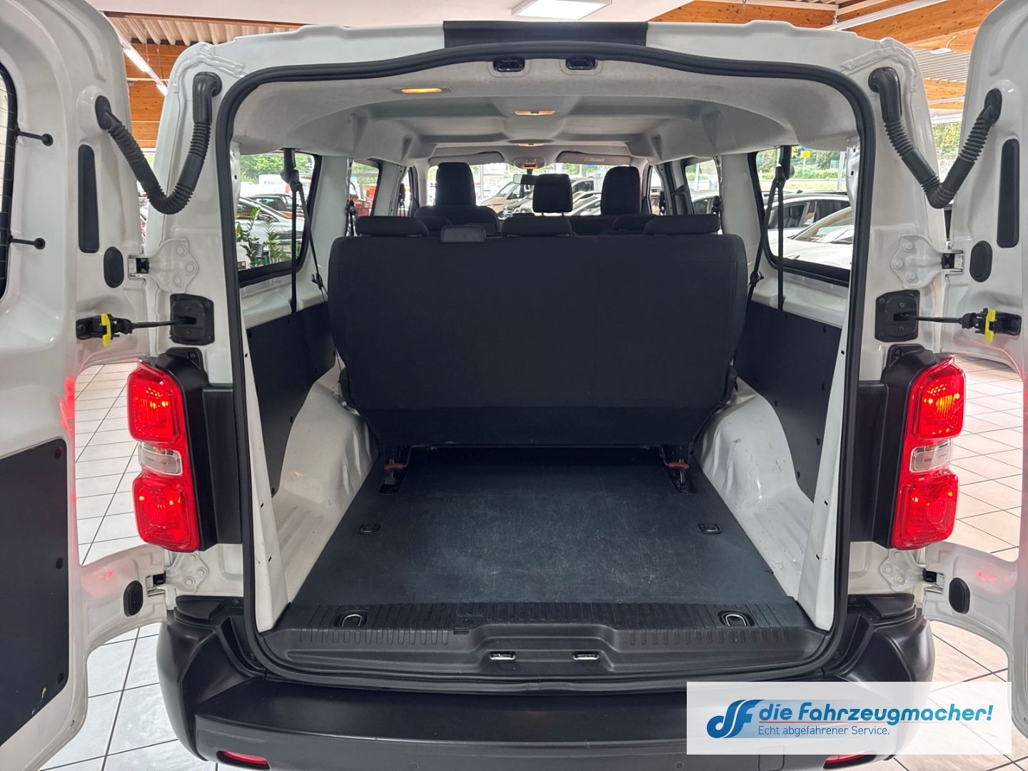 Fahrzeugabbildung Opel Vivaro Kombi L 1.5 D EU6d Apple CarPlay Android