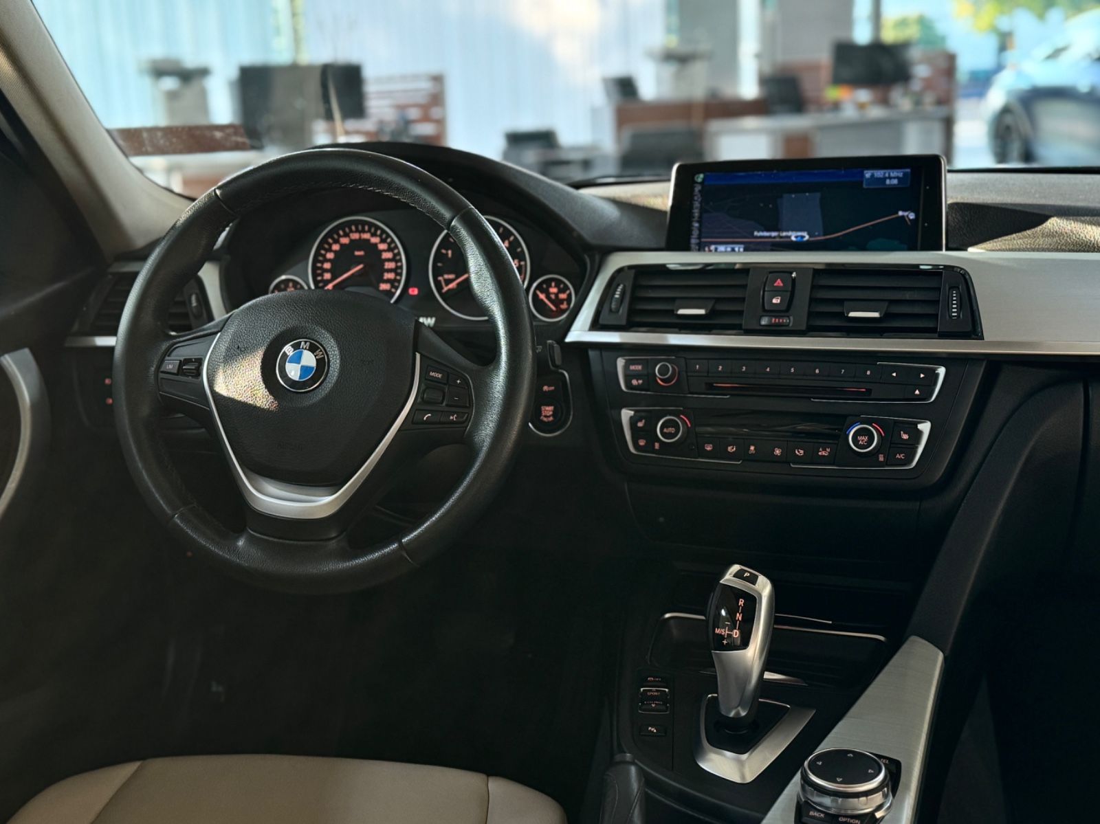 Fahrzeugabbildung BMW 320d Modern Line Panorama Kamera HUD Komfort