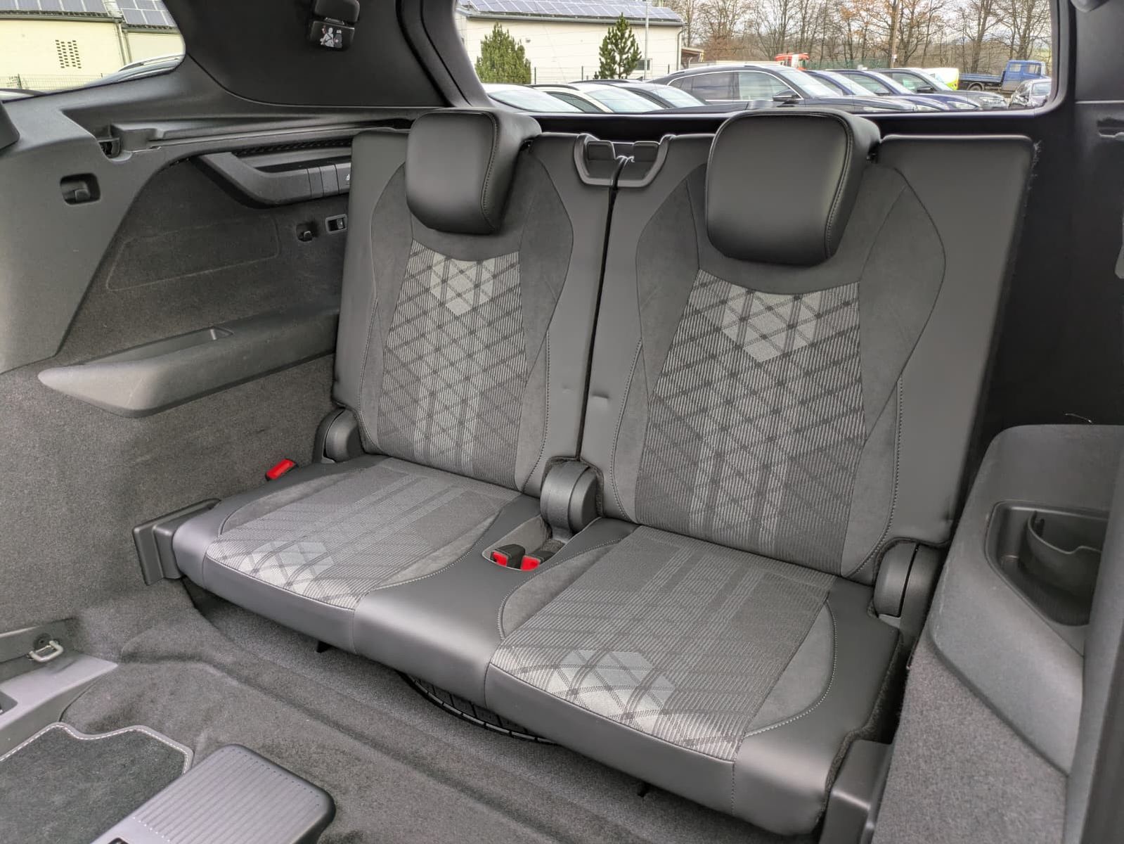 Fahrzeugabbildung Volkswagen Tayron 2.0 TDI 4M R-Line BLACK*7Si*MATRIX*PANO