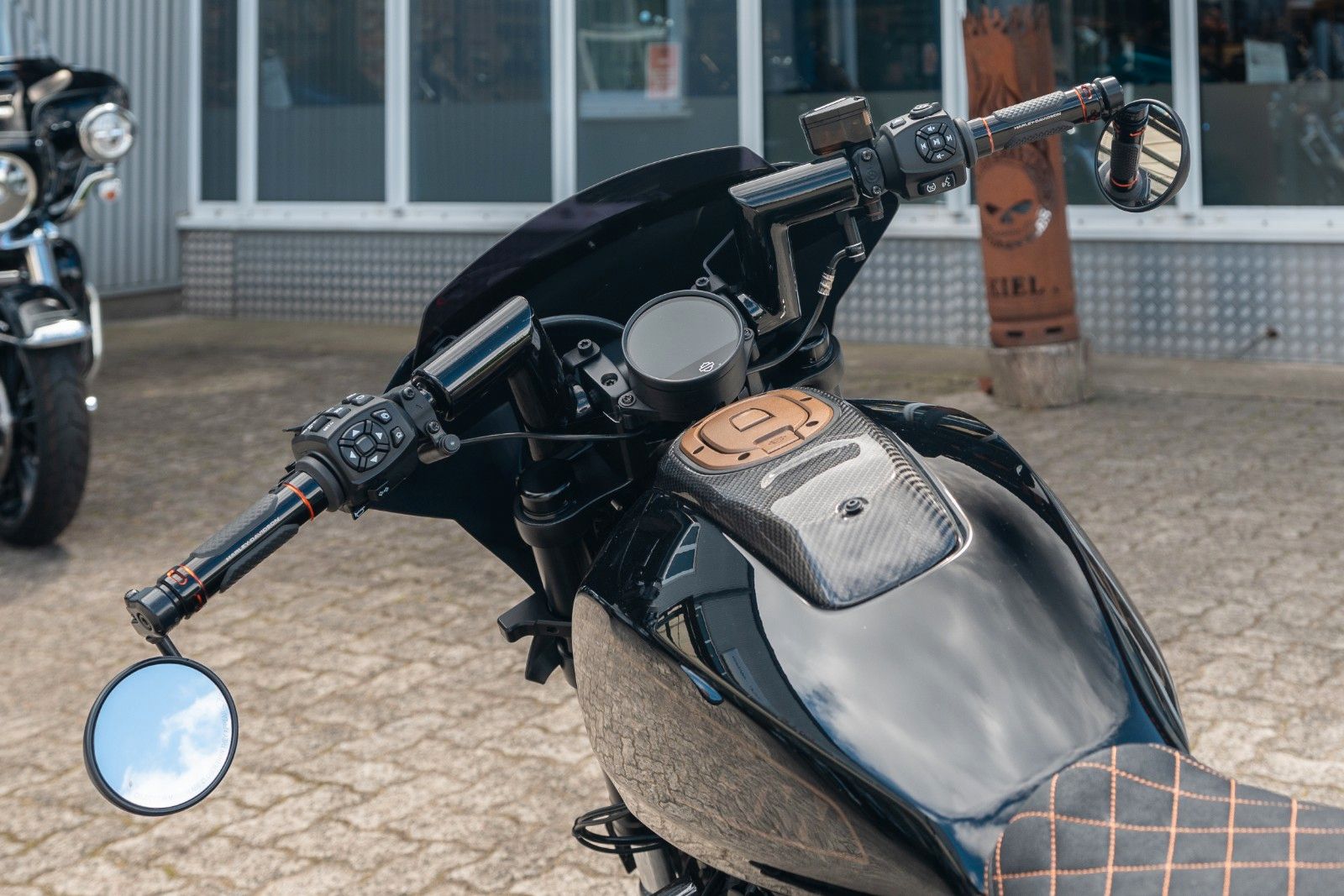 Fahrzeugabbildung Harley-Davidson Sportster S RH1250S - Jekill & Hyde 240er Umbau