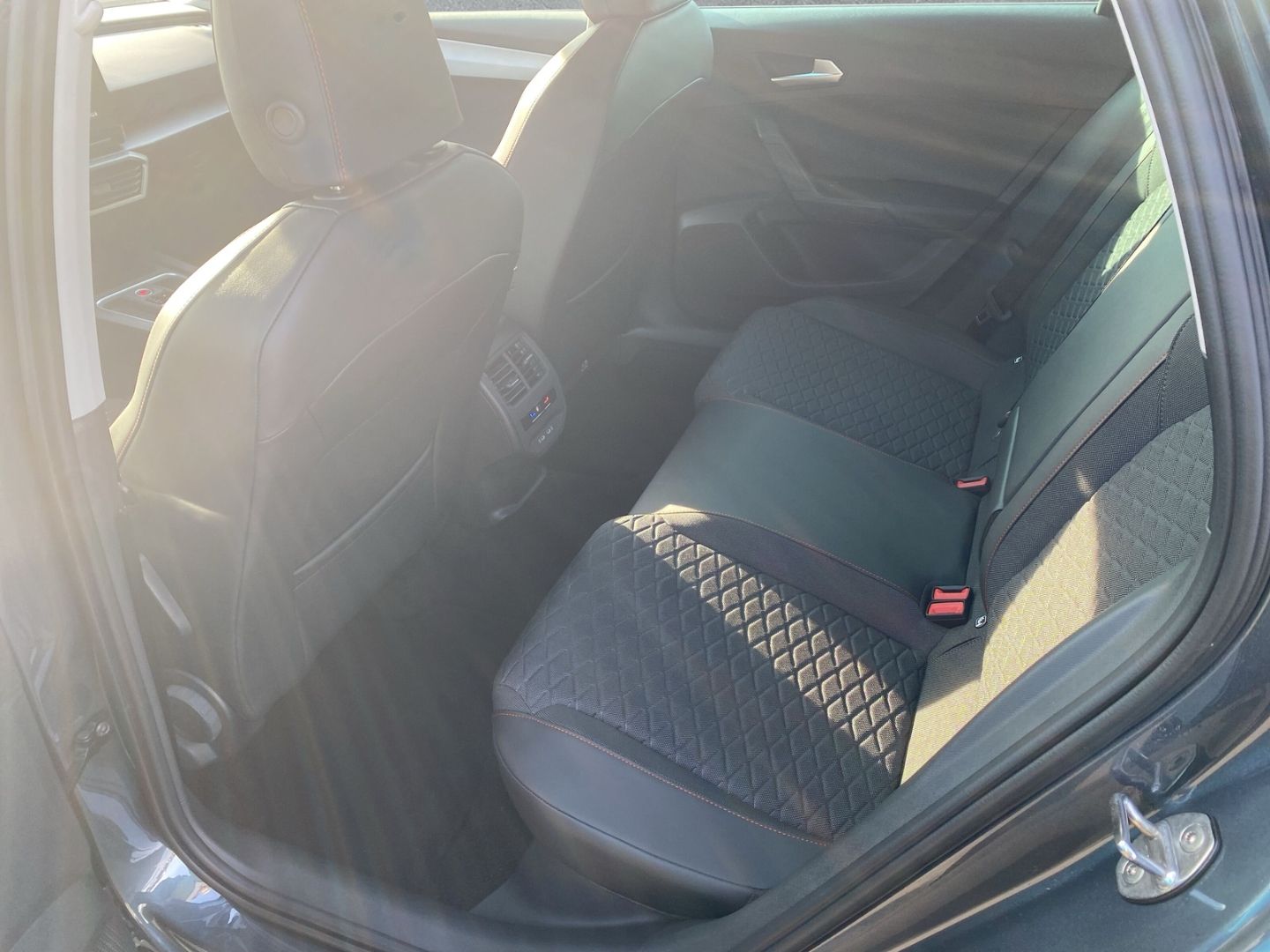 Fahrzeugabbildung SEAT Leon Sportstourer FR 2.0 TDI EU6d Navi digitales