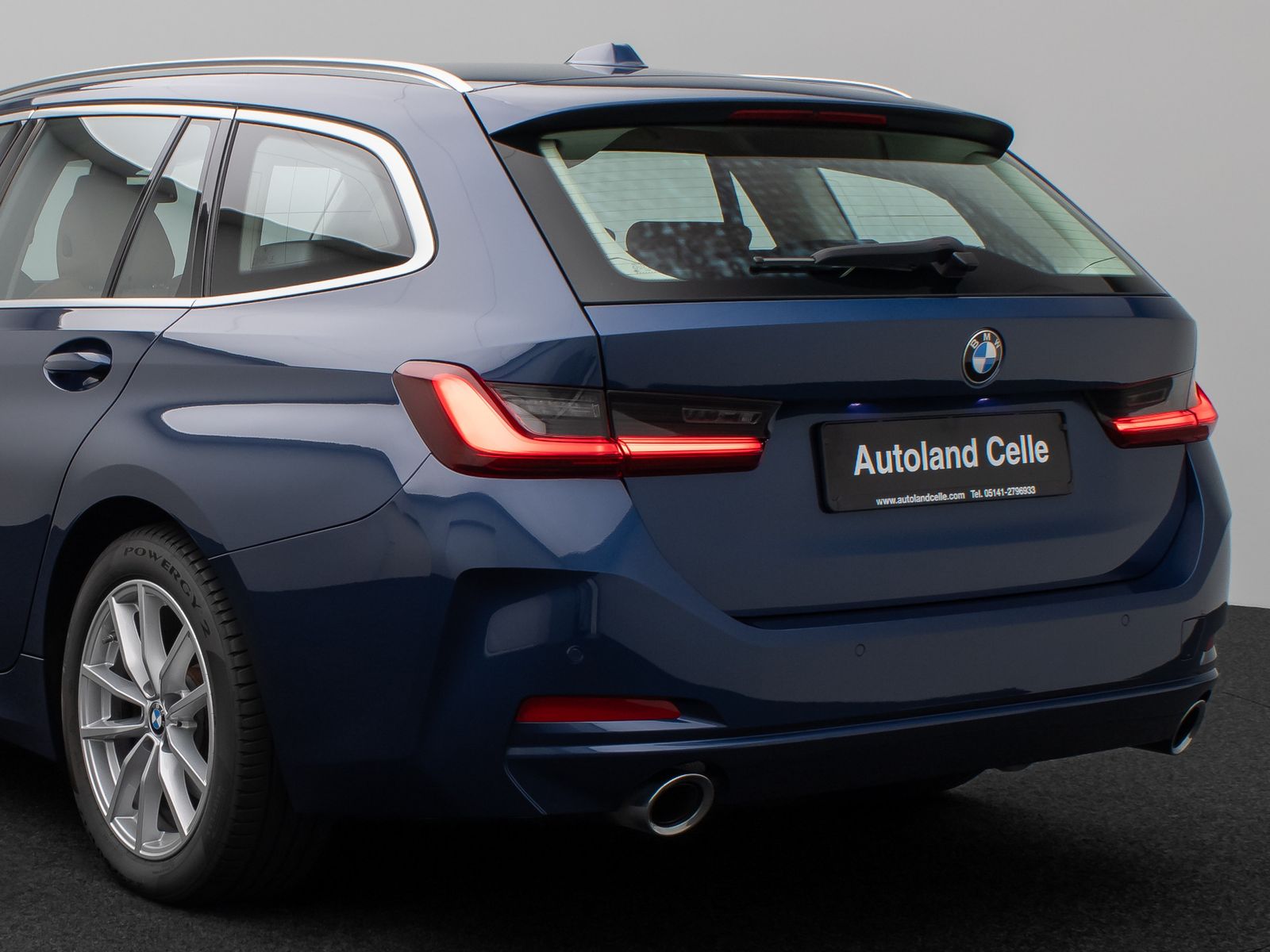 Fahrzeugabbildung BMW 320d xD  Panorama HUD DAB AHK Alarm PDC Sport