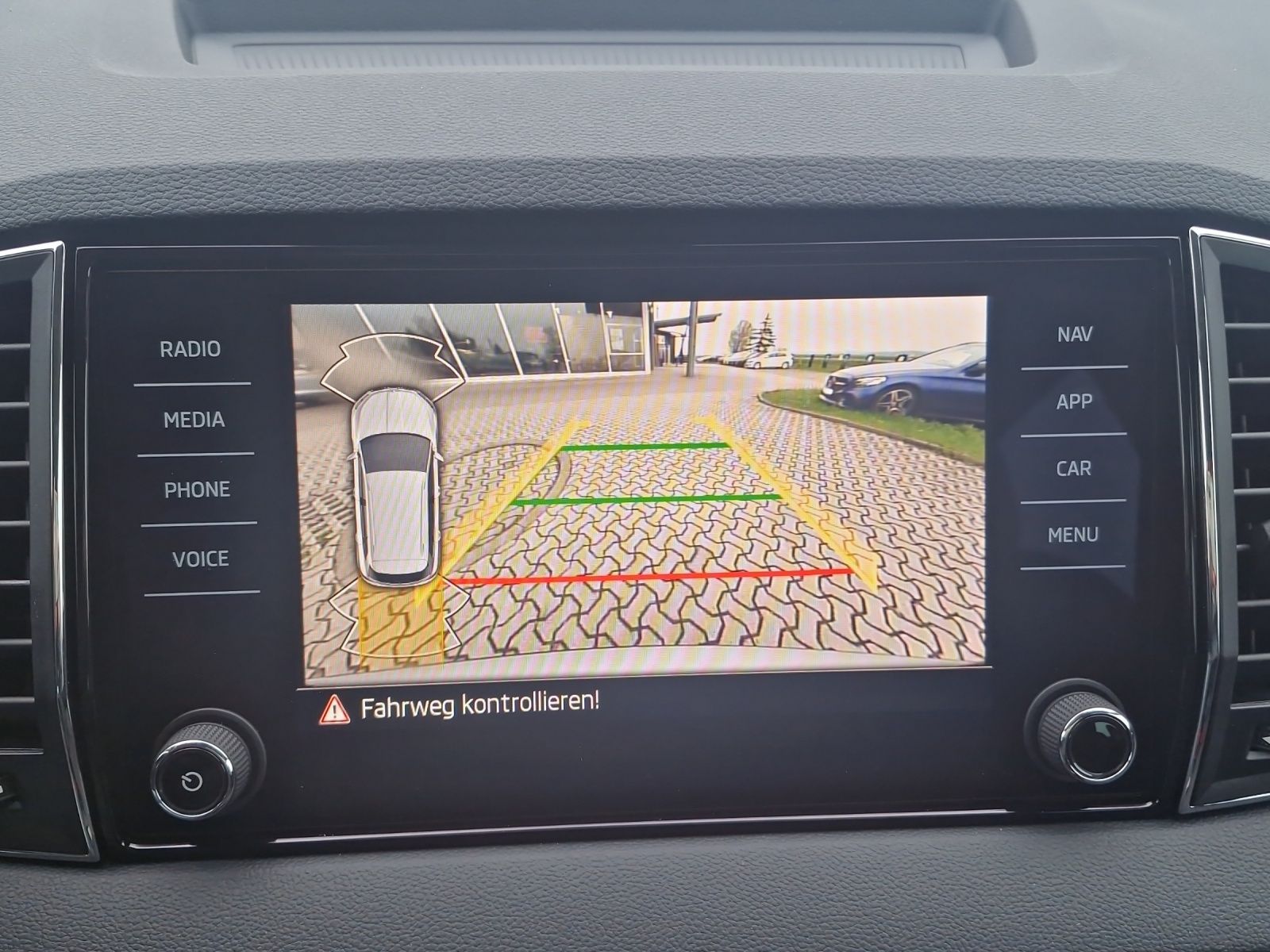 Fahrzeugabbildung SKODA Karoq Balance 1.5 TSI DSG AHZ RFK ACC