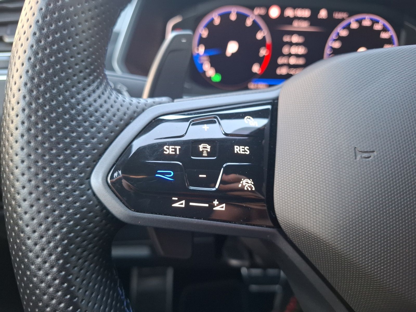 Fahrzeugabbildung Volkswagen Tiguan R DSG 4M Matrix AHK Navi AID ACC RFK SH 2