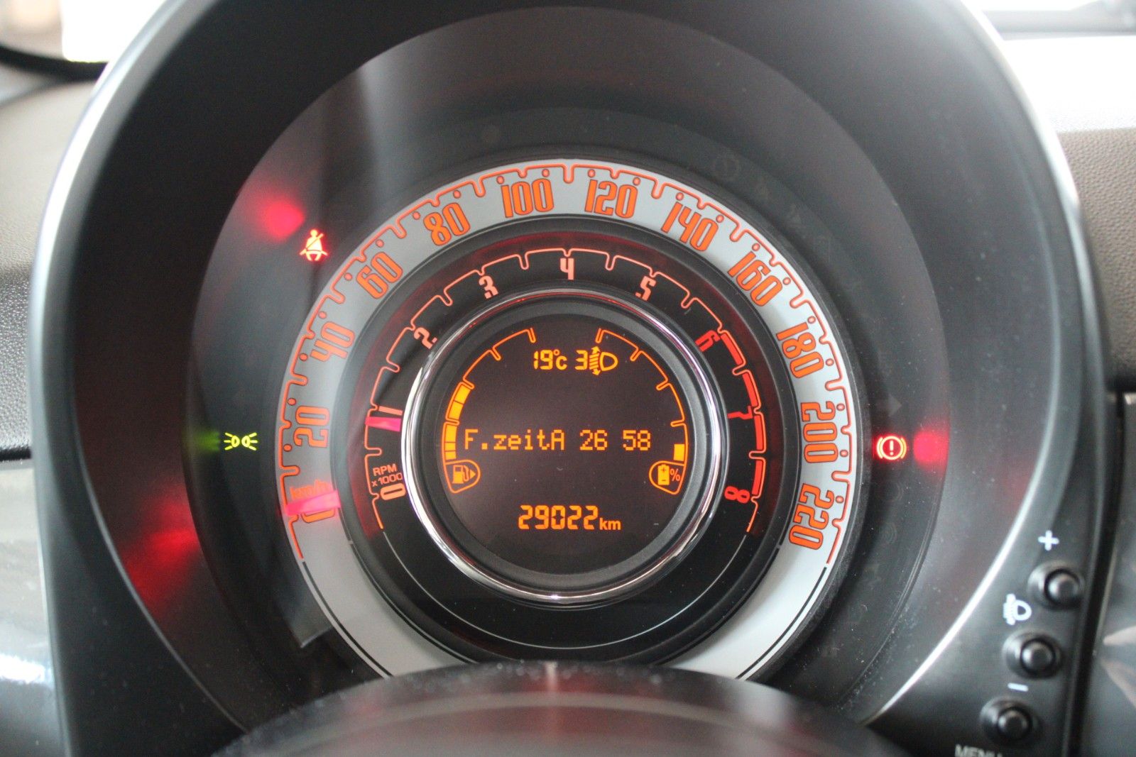 Fahrzeugabbildung Fiat 500 Hybrid CULT KLIMA DAB+ Allwetterreifen Tempo