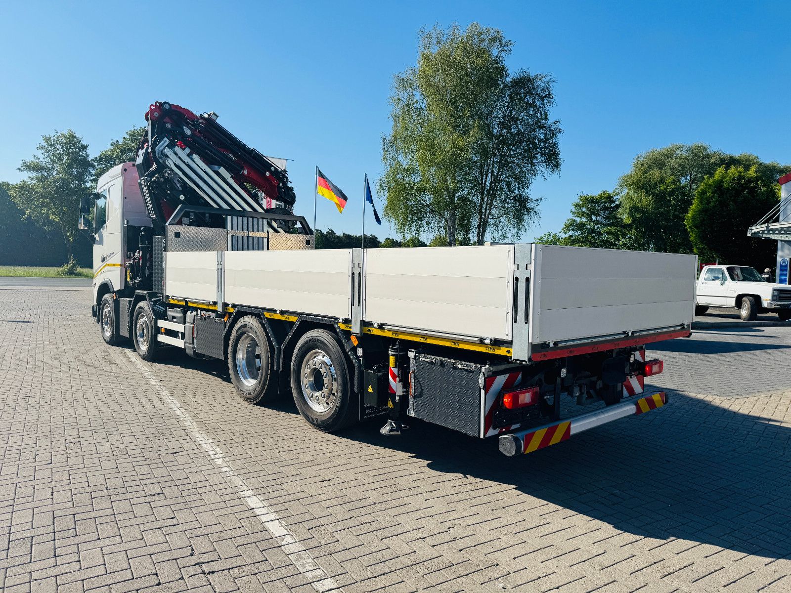 Fahrzeugabbildung Volvo FH 500 8x2 mit F710RA.2.27 L426 und V20 Winde