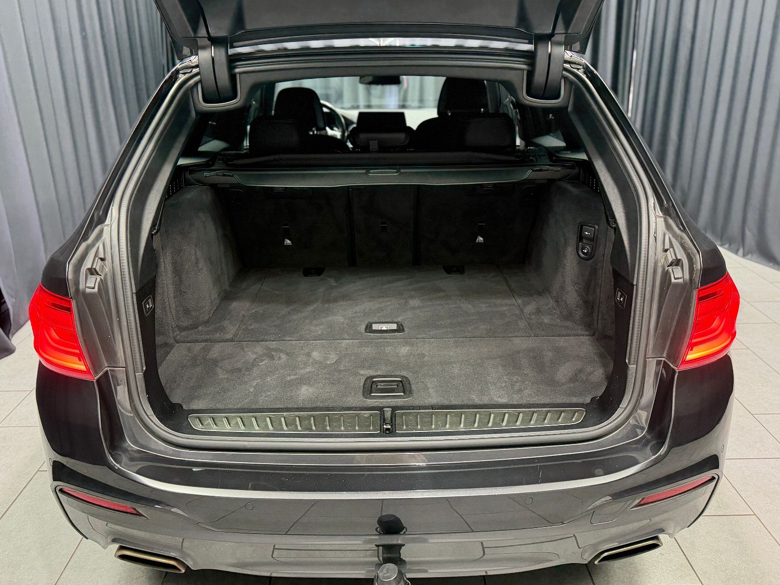 Fahrzeugabbildung BMW 540i Touring xDrive M Sport|HIFI|HuD|PANO|KEYLES