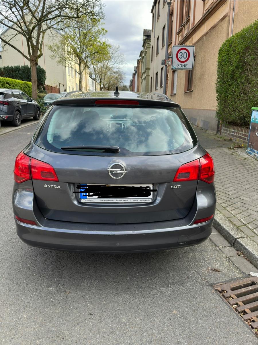 Opel Astra 2012 — interior