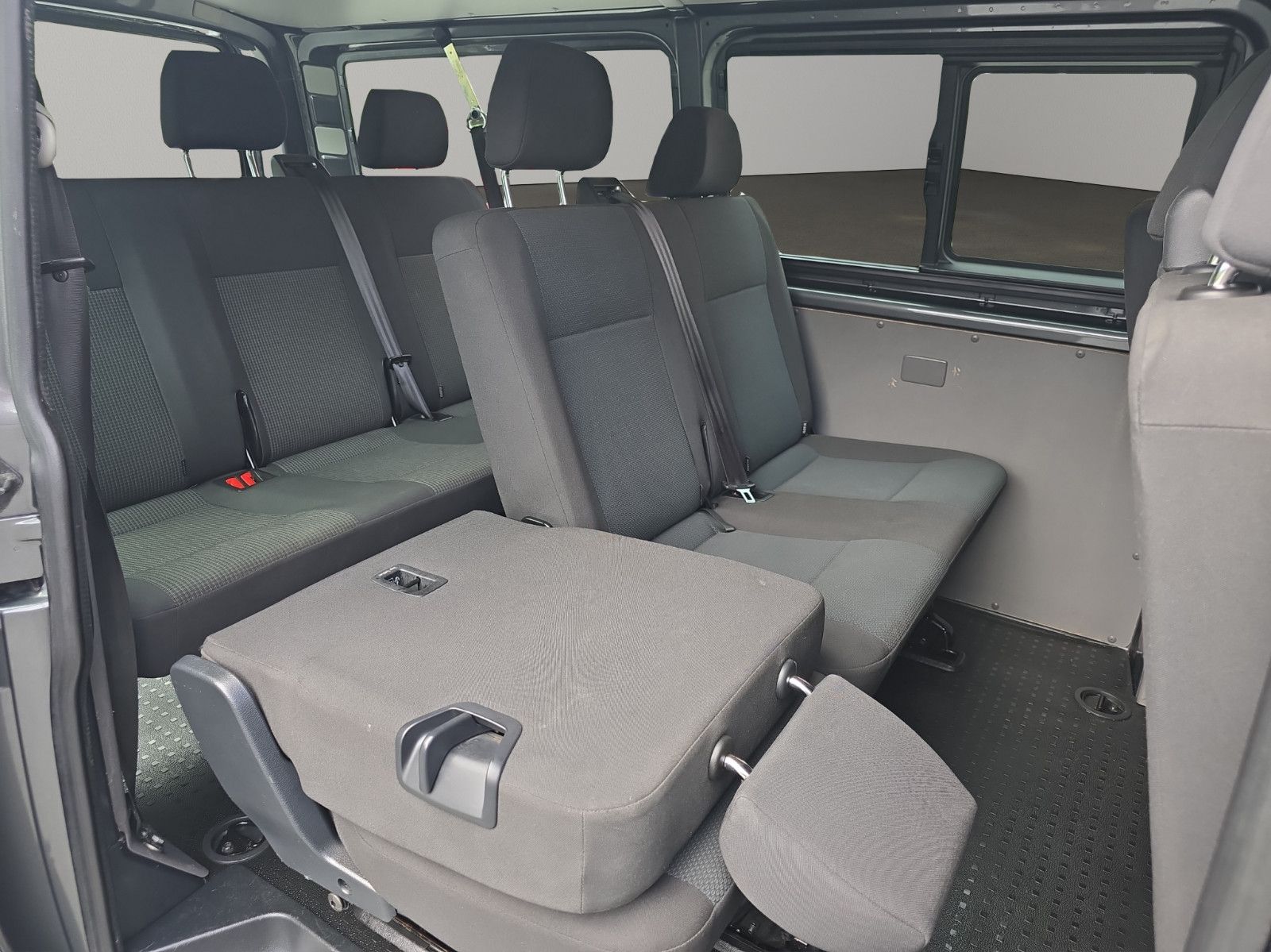 Fahrzeugabbildung Volkswagen T6 Transporter Kombi Langer Radstand 9 Sitzer