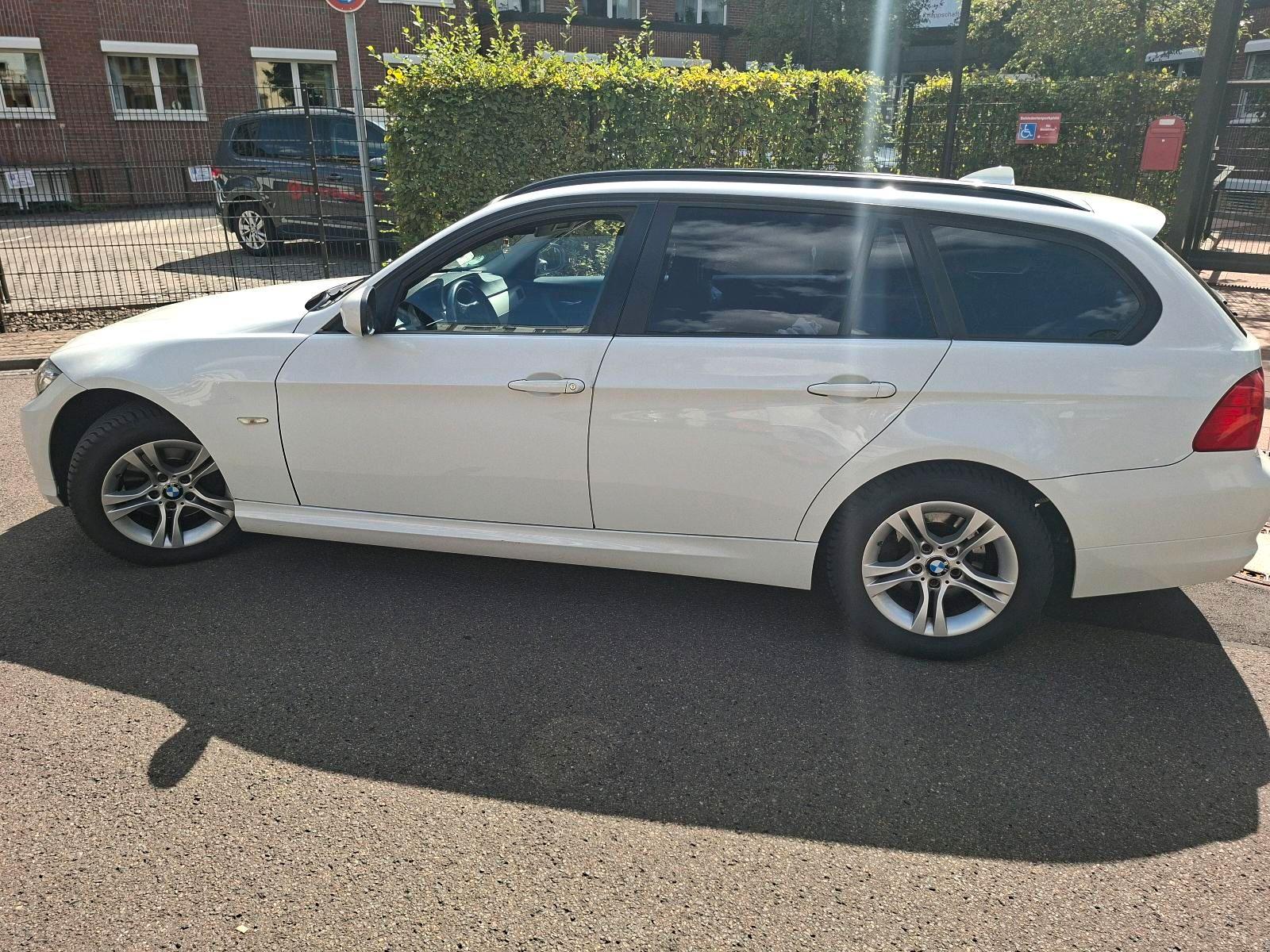 BMW 318 2011 — photo 9