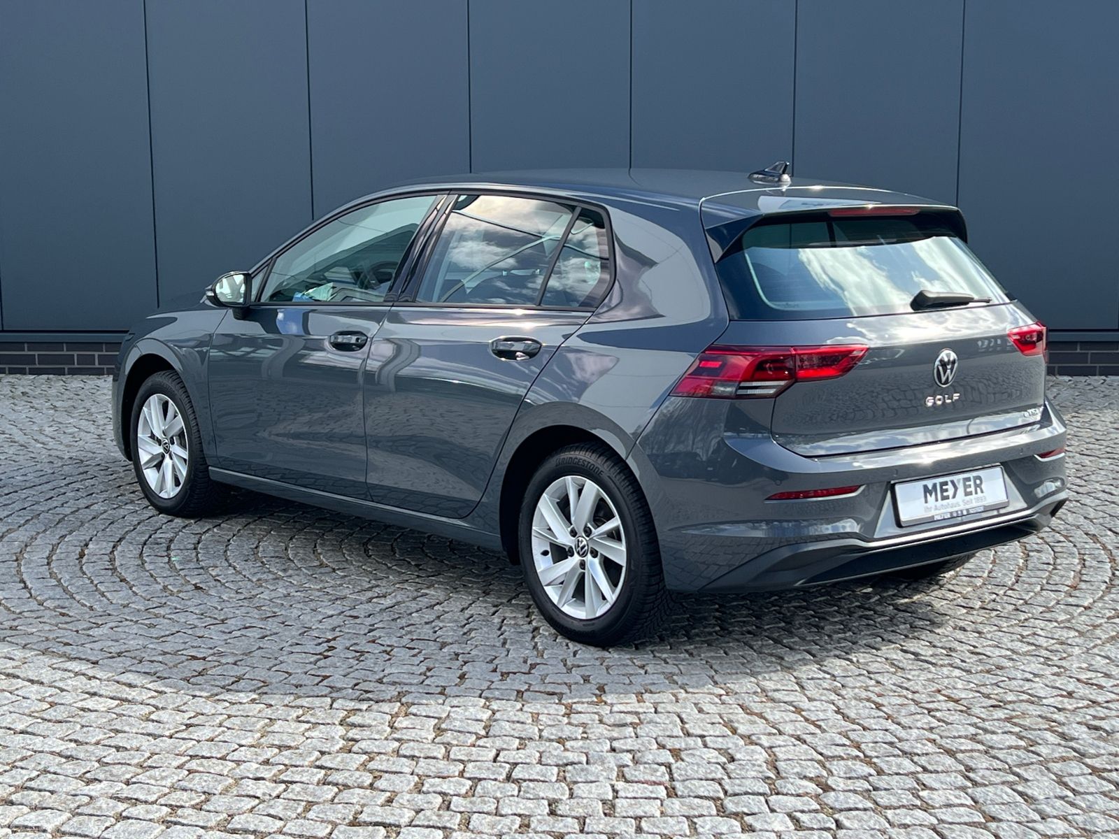 Fahrzeugabbildung Volkswagen Golf VIII 1.5 eTSI Life *AHK, Navi, AppConnect,