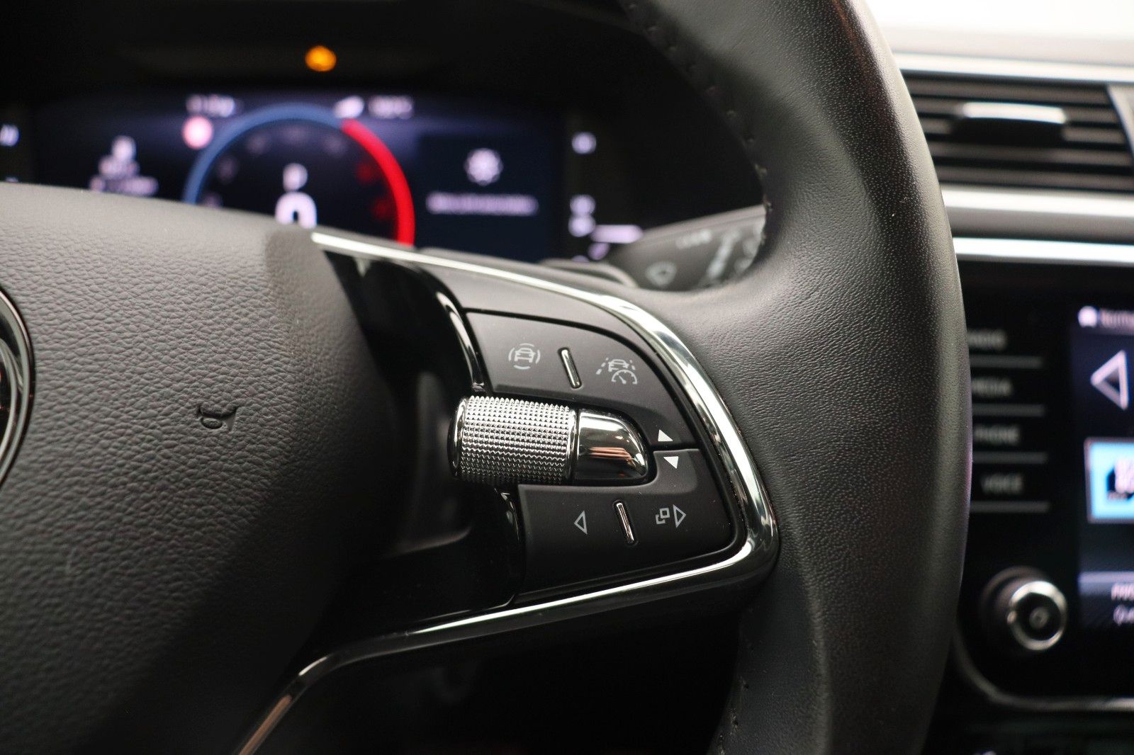 Fahrzeugabbildung SKODA Superb Combi Ambition LED ACC Navi
