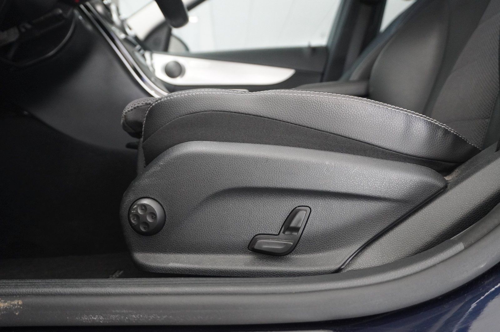 Fahrzeugabbildung Mercedes-Benz C 220 D LIM. AVANTGARDE NAVI/LED/KAMERA/SHZ/AHK