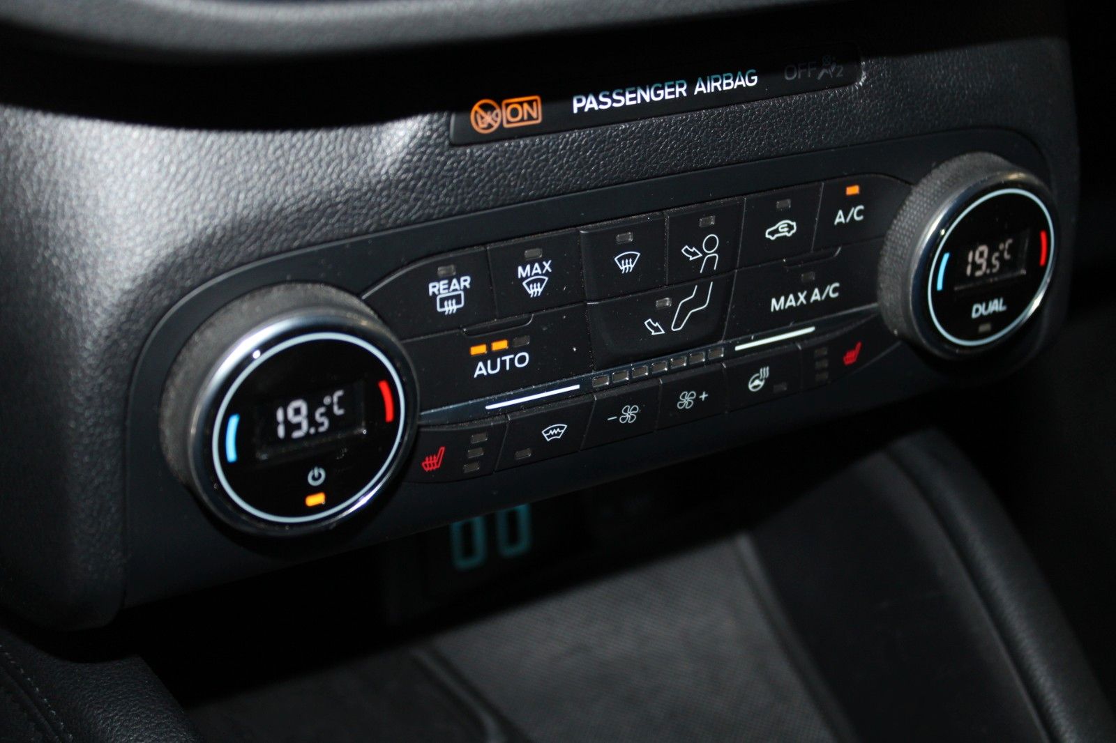 Fahrzeugabbildung Ford Kuga Titanium X LED AHK B&O ACC HUD CAM WinterP.