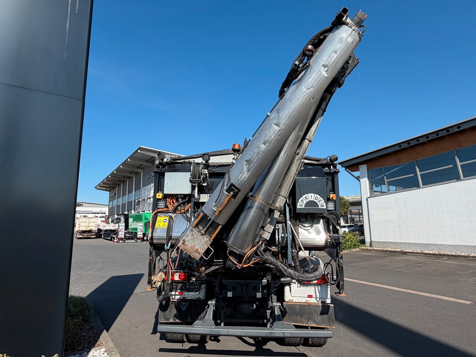 Fahrzeugabbildung Mercedes-Benz Arocs 3251K 8x4 AMTEC Thermokipper +Sprider M25E
