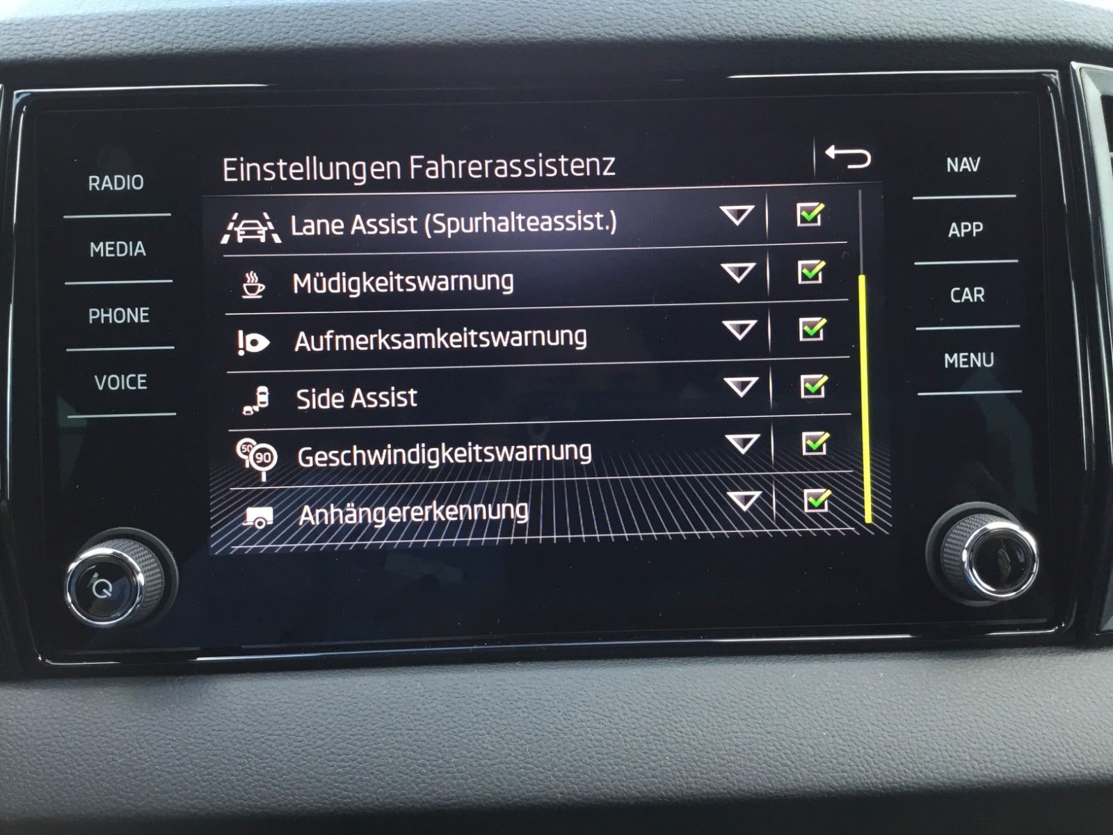 Fahrzeugabbildung SKODA Karoq 2.0l TSI DSG 4x4 Sportline+AHK+Matrix+Pano