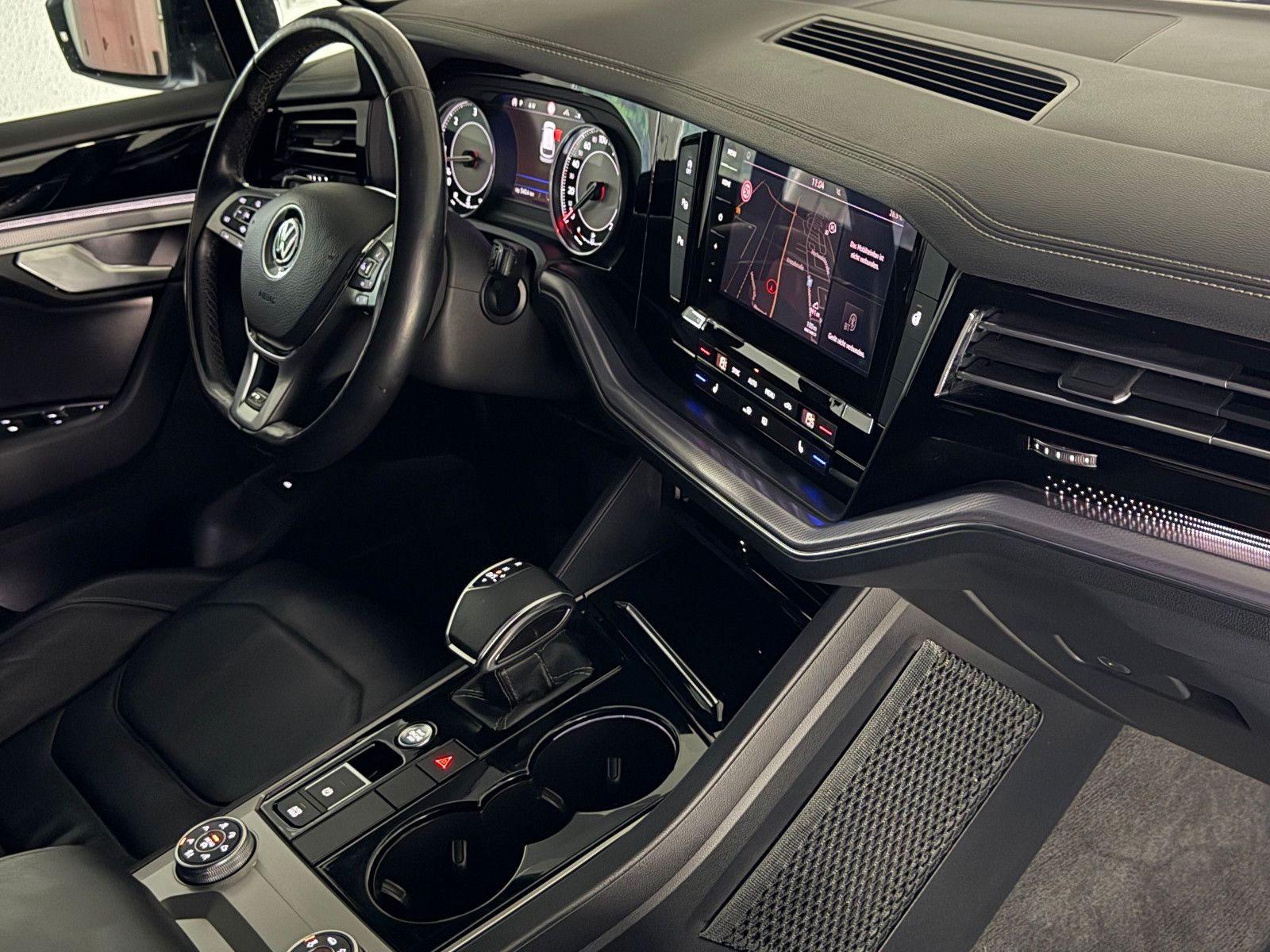 Fahrzeugabbildung Volkswagen Touareg 4Motion R-LINE/DAB+/MATRIX IQ/AHK/21 ZO