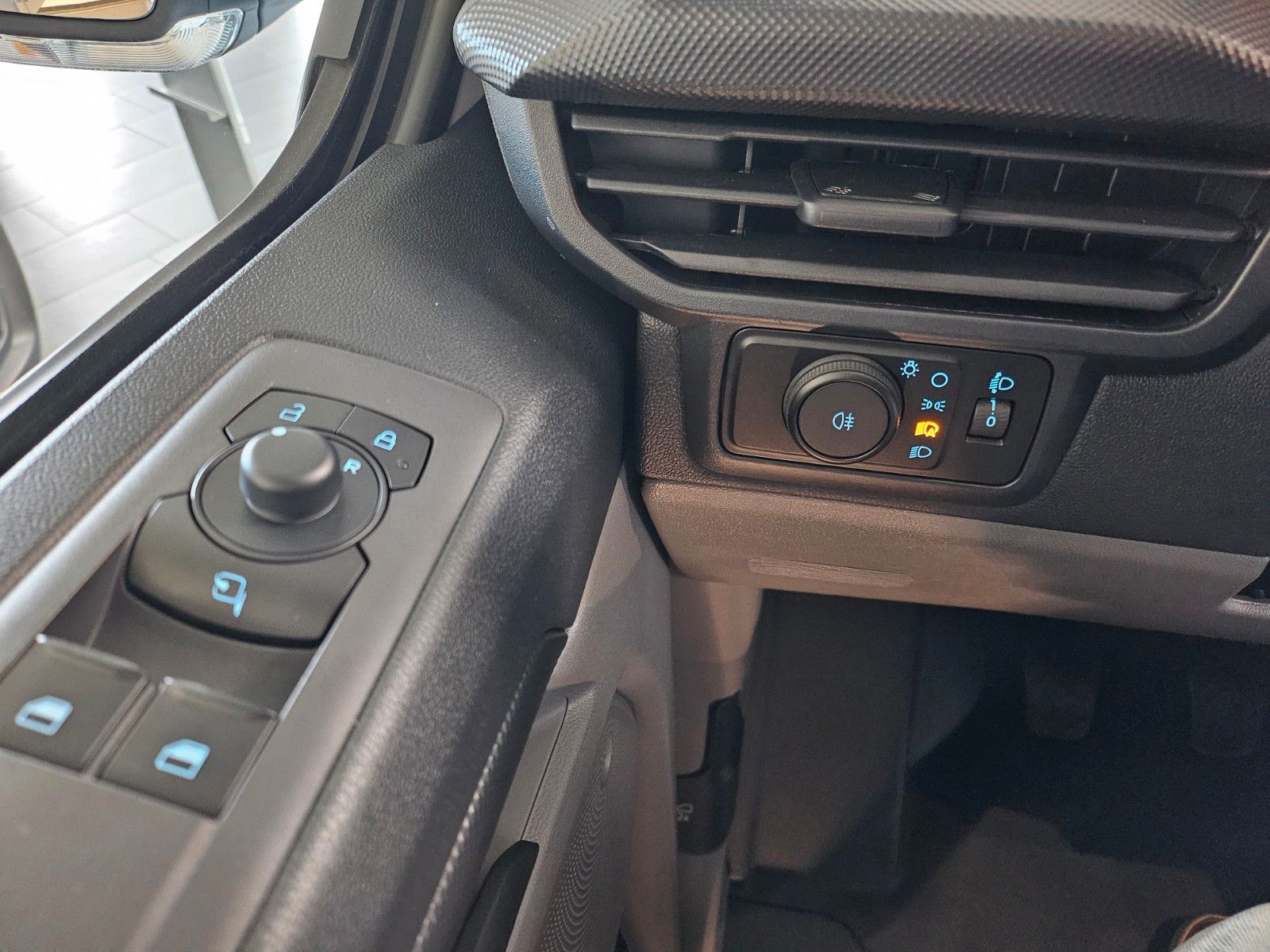 Fahrzeugabbildung Ford Transit Custom Navi, Freisprech., Winterpaket