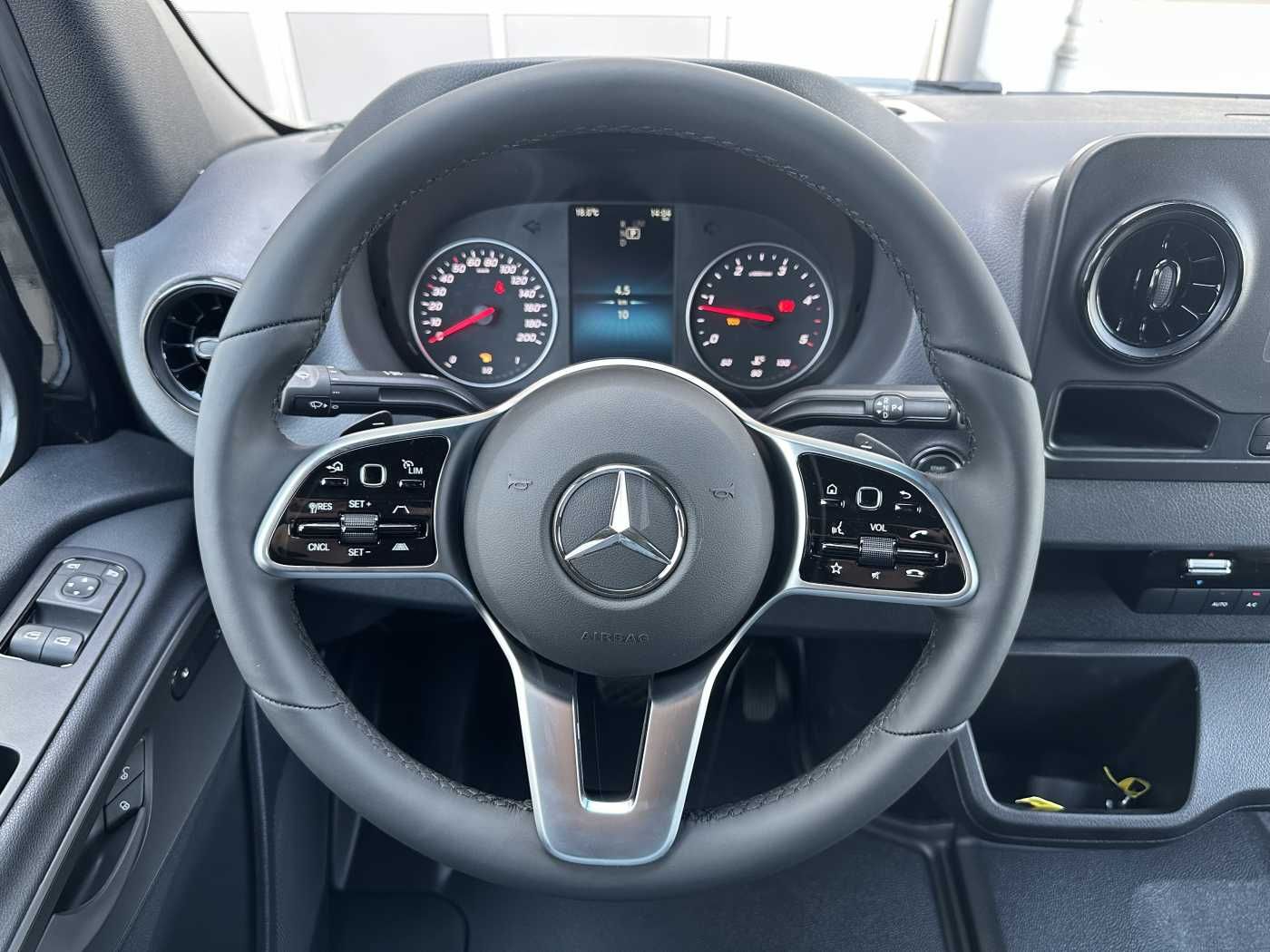 Fahrzeugabbildung Mercedes-Benz Sprinter 517 CDI 3665 9G Fahrgestell Klima MBUX