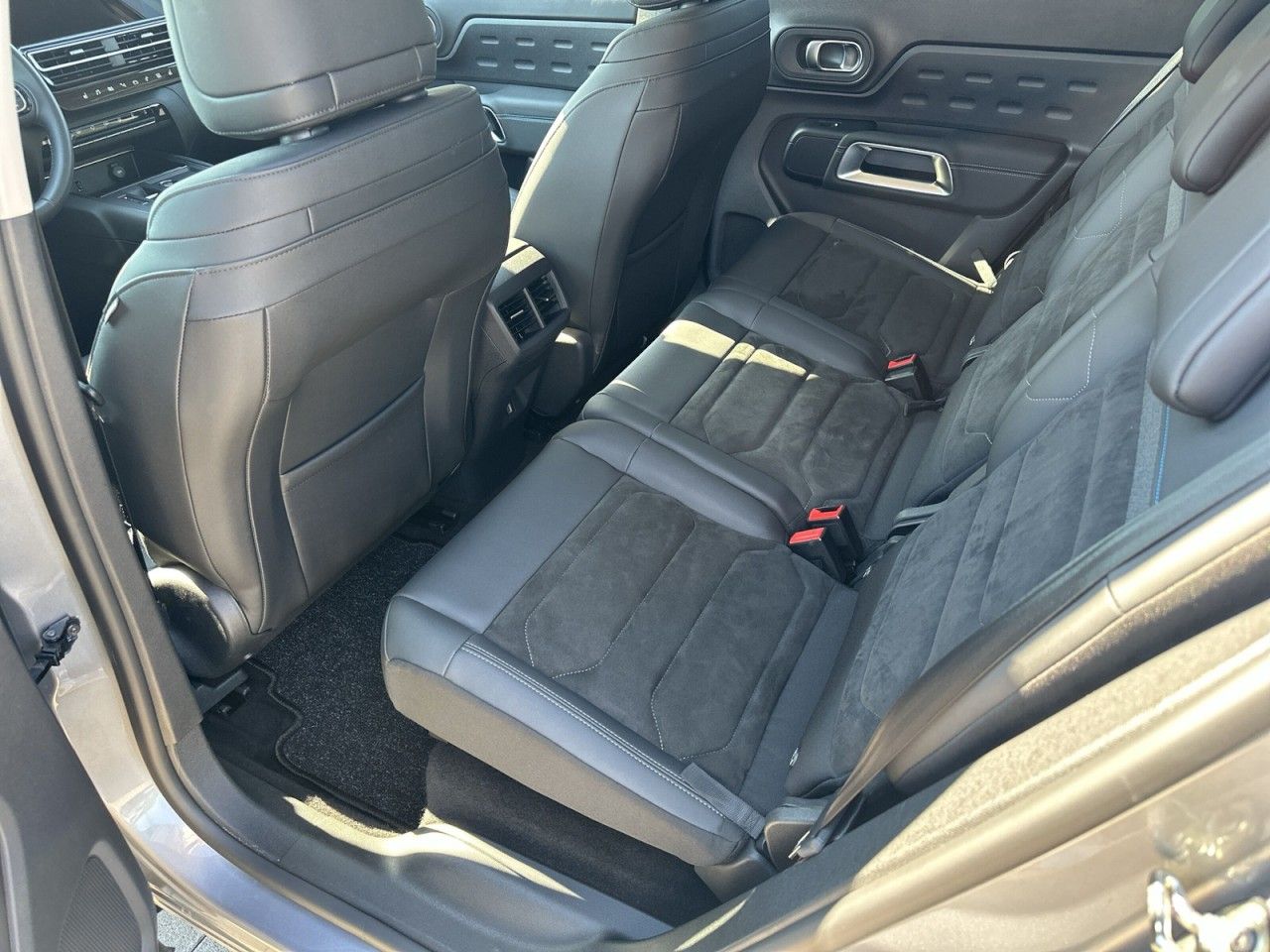 Fahrzeugabbildung Citroën C5 AIRC HYBRID 136 e-DSC6 e-SERIES - mit KI generiert/bearbeitet