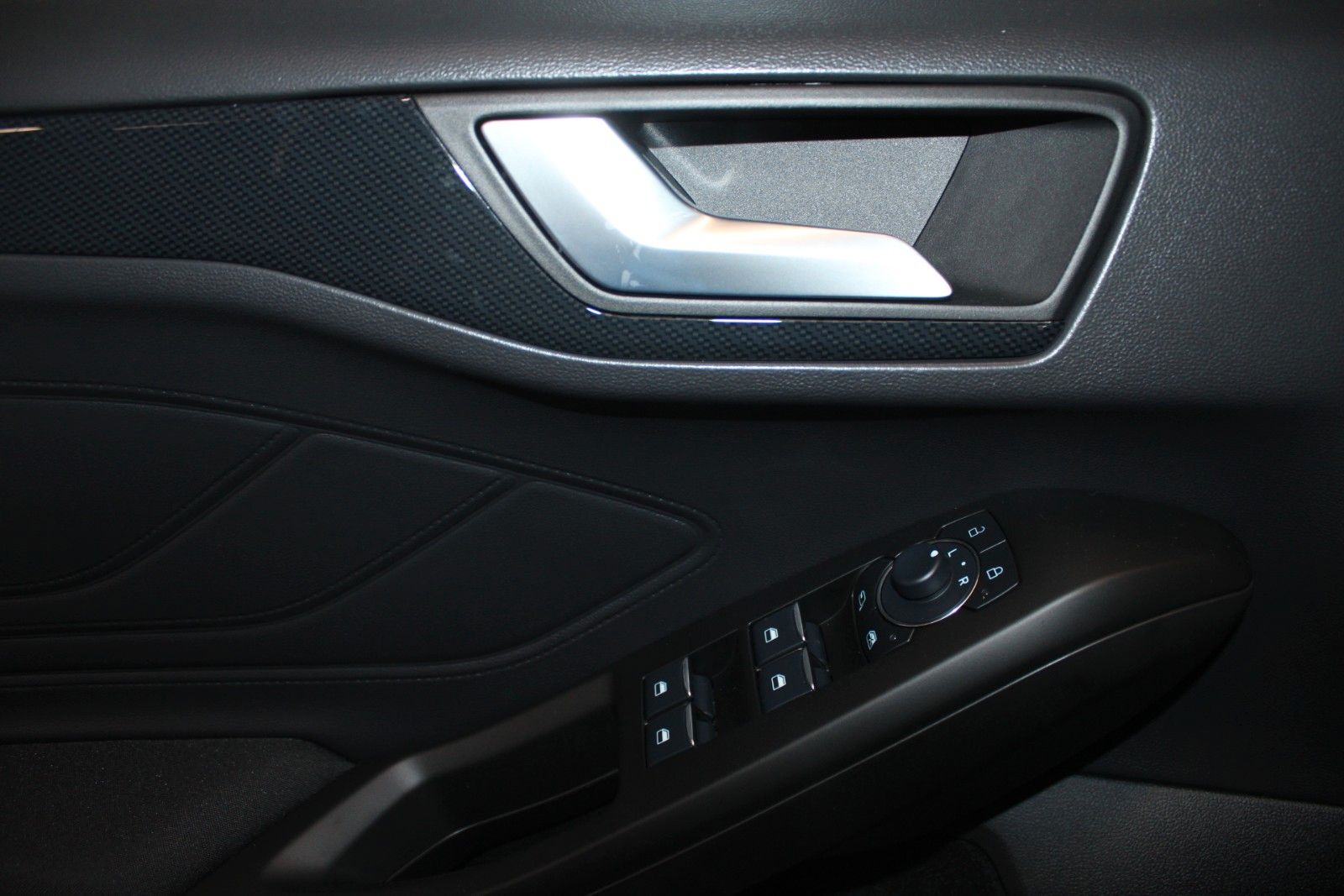 Fahrzeugabbildung Ford Focus ST-Line AHK GJR LED B&O ACC CAM SOFORT