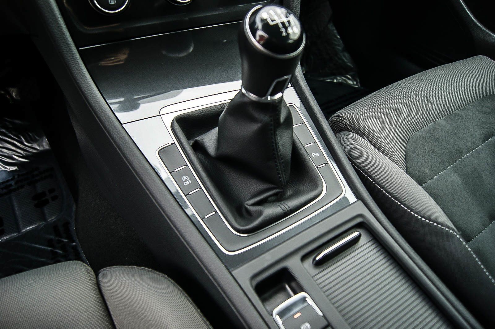 Fahrzeugabbildung Volkswagen Golf VII Variant Comfortline LED ACC SIHZG 1HAND